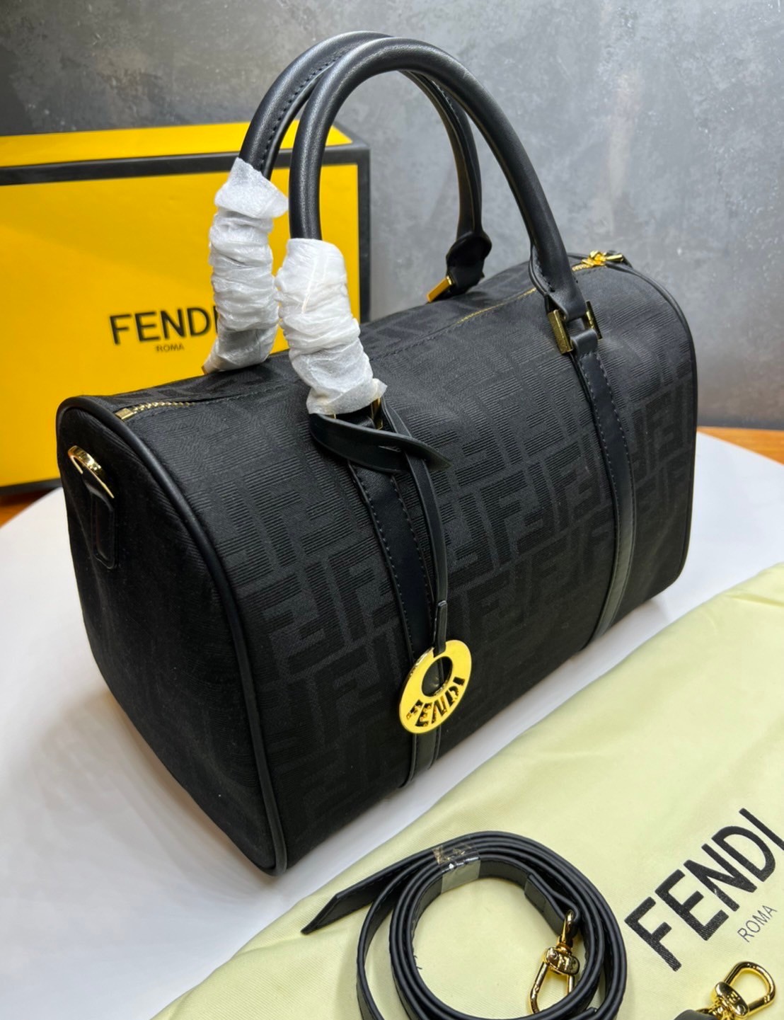 หนังแท้ Fendi Keepall 30 cm / Fendi Travel Bag / Fendi Boston Vintage Bag พร้อมส่งที่ไทย Tobacco Zucca Canvas and Gold hardware. กระเป๋าเดินทางใบใหญ่กำลังดี ภายในโล่งกว้าง จุของได้เยอะ พร้อมส่งที่ไทย ภาพสินค้าถ่ายจากงานขายจริง ใช้งานต่างประเทศได้
