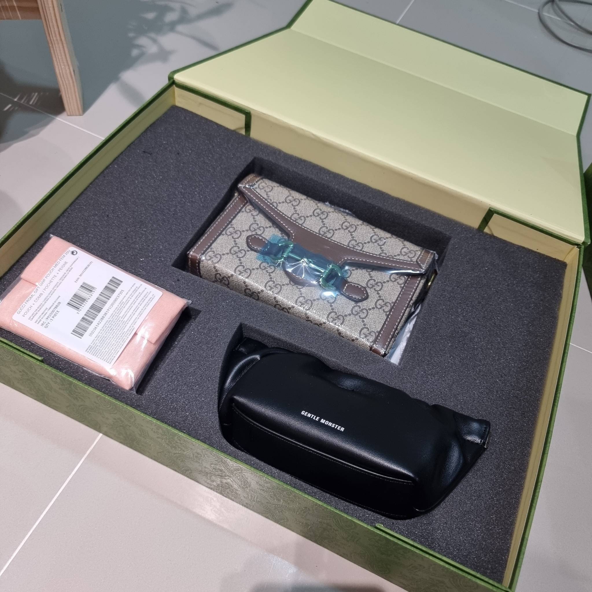 Set 3 ชิ้น Gucci Horsebit 1955 Mini Bag / GG crossbody horizon mini bag box set ชวนสะสม ใครมองหาของขวัญอยู่ เซ็ทนี้จัดว่าเลิศมาก! กับการจับเอารุ่นยอดฮิต มามิกซ์รวมกับไอเท็มสุดคุ้มของมันต้องมี!! จัดเรียงให้อยู่ในกล่อง box set ลิมิเต็ด ที่มีทั้งแว่นตา gentl