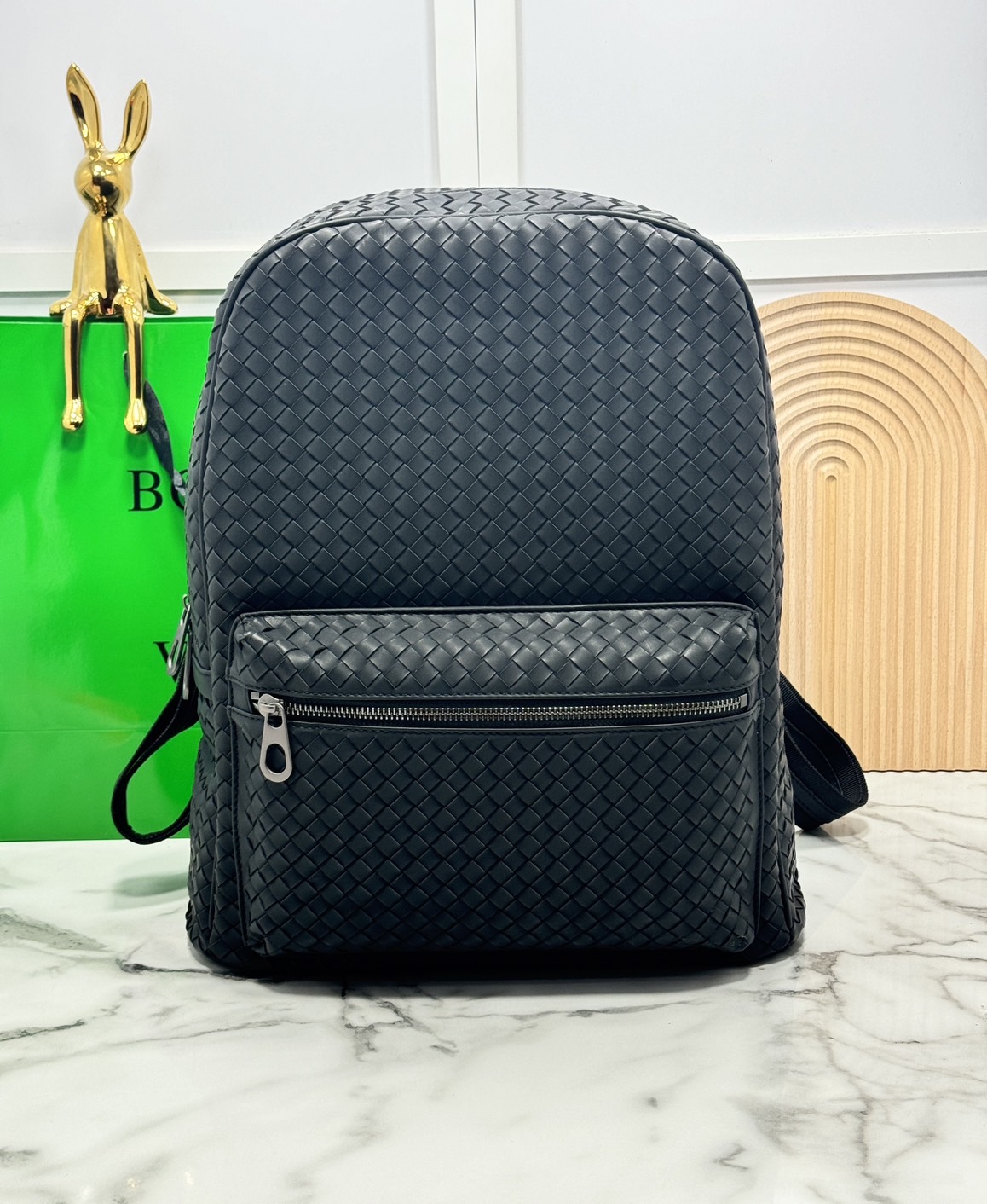 31cm Bottega Shadow Signature Backpack / Bottega Backpack กระเป๋าเป้ กระเป๋าสะพายหลัง โดดเด่นด้วยงานสานตารางสวยคลาสสิคเรียบหรูเป็นเอกลักษณ์ ดีไซน์เรียบง่าย แต่ดูแพง กิมมิคที่ใครๆก็อยากเป็นเจ้าของ