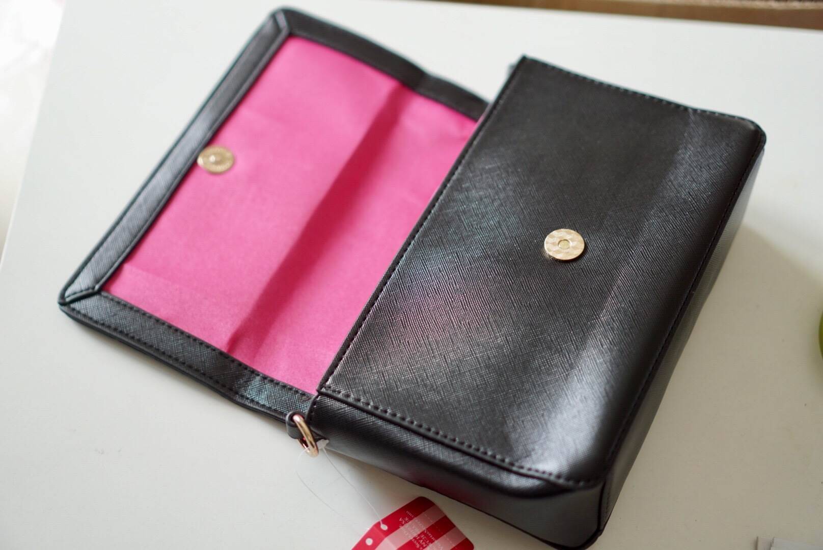 VICTORIA SECRET CLUTH & CROSSBODY BAG กระเป๋าสะพายข้าง แบบเรียบหรู วัสดุทำจากหนัง PU น้ำหนักเบา ด้านในมีช่องใส่ของหลักพร้อมช่องซิป ด้านหลังมีช่องเล็กอีก 1 ช่อง สายสะพายสามารถถอดออกหรือปรับระดับได้ ด้านในใส่กปต.ยาว + มือถือได้ทุกรุ่น ใบนี้แนะนำเลยค้า