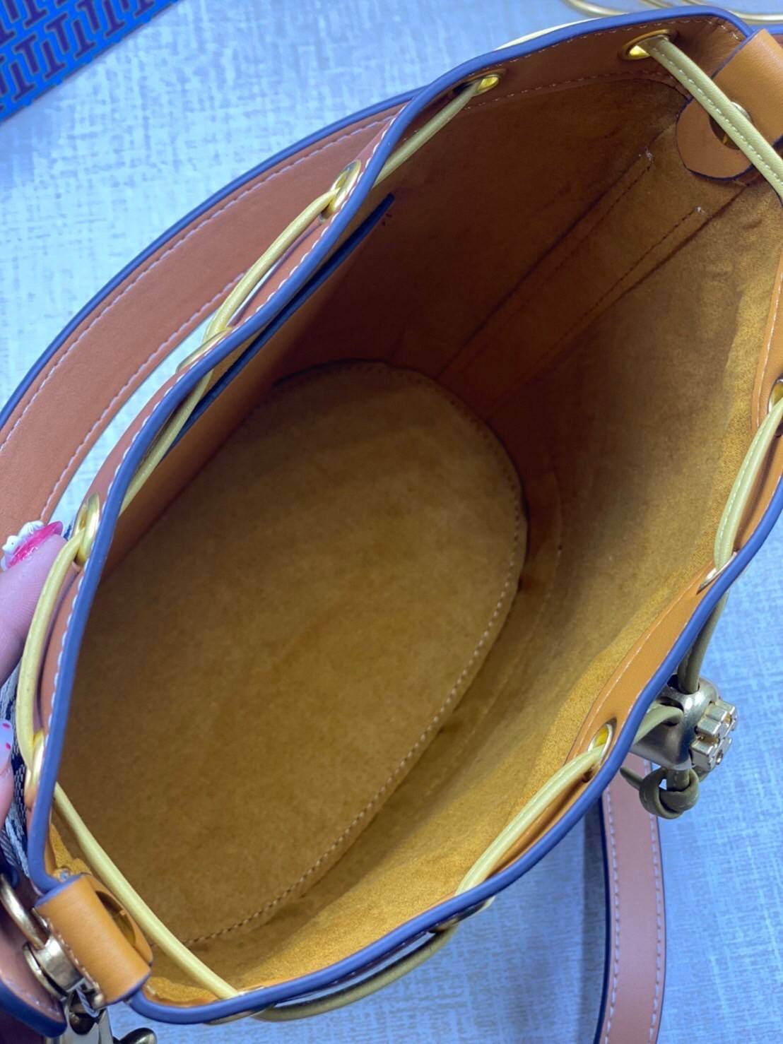 Tory Burch T Monogram Colorblock Bucket Bag กระเป๋าสะพาย ทรงบัคเกต รุ่นฮอต สไตล์ไหนเข้าได้ทุกลุค วัสดุ jacquard ตัดขอบหนังแท้ ภายในเป็นช่องโล่งกว้าง ใส่ของได้เยอะหยิบจับสะดวก มาพร้อมสายสะพายข้างหนังแท้ ถอดและปรับระดับได้สะพายชิวได้ทุกโอกาส