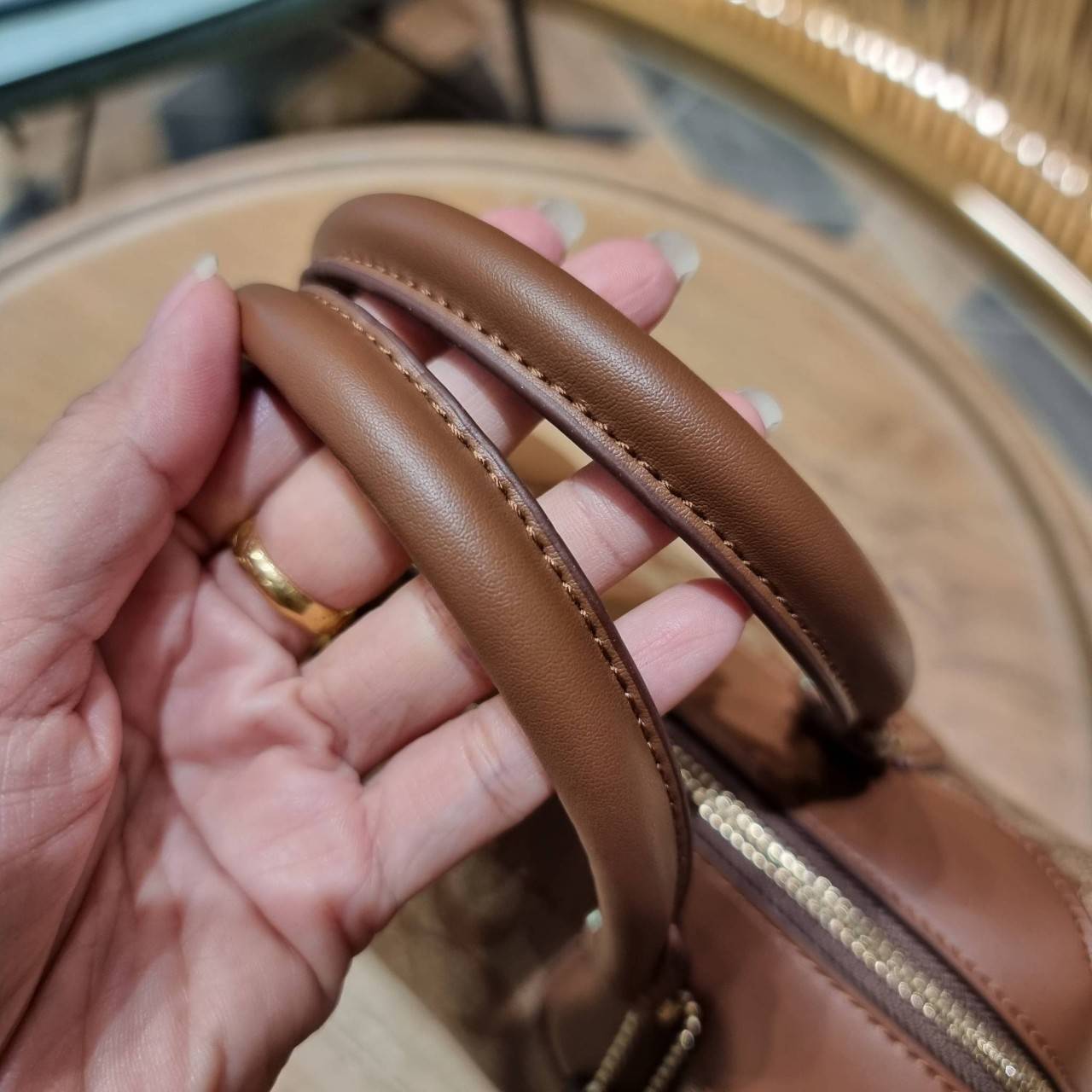 COACH F32203 MINI BENNETT SATCHEL IN SIGNATURE CANVAS กลับมาอีกครั้ง!! กับกระเป๋าทรงหมอนยอดฮิต 🥳 มีกี่สีก็ขายหมด วัสดุหนังแคนวาสเคลือบลาย ทรงสวยใช้งานได้ทุกโอกาส ภายในโล่งกว้างใส่ของได้เยอะ มีหูจับในตัว และสายสะพาย crossbody ปรับได้ตามตัว ใบนี้ไม่