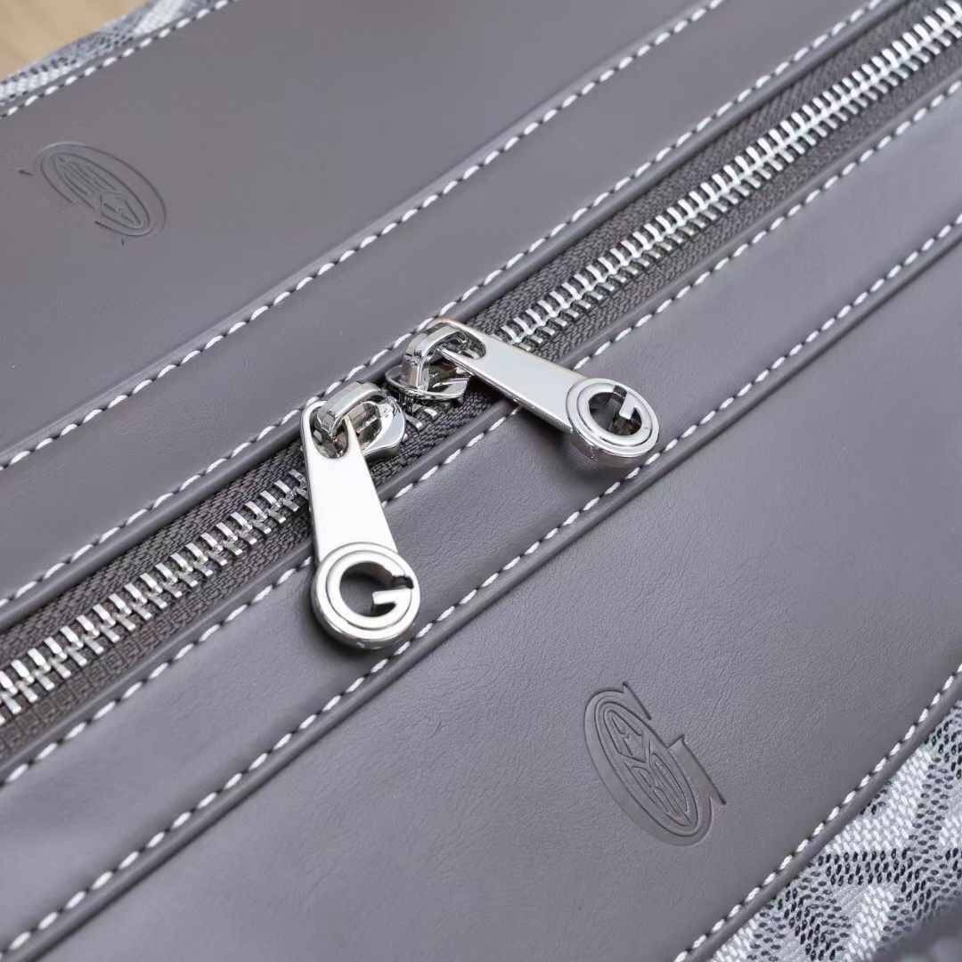 Goyard Boeing Travel 55 Duffle Bag กระเป๋าเดินทางใบใหญ่ ดีไซน์สวยคลาสสิกเป็นเอกลักษณ์ ไอเท็มที่จะทำให้การเดินทางไม่ธรรมดาอีกต่อไป ด้วยดีเทลความเป็นเอกลักษณ์ เรียบแต่หรู ภายในจุของได้เยอะมาก ใหญ่จริง!! ใบนี้คุ้มค่าราคามากๆ