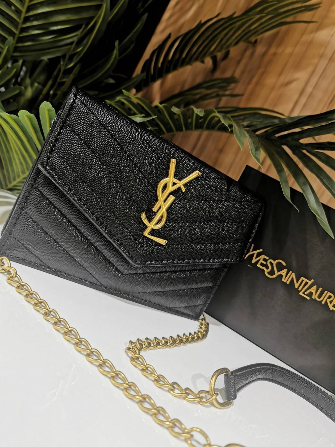 VIP 】YVES SAINT LAURENT YSL BAG VIP GIFT WITH PURCHASE GWP พรีเมี่ยมกิ้ฟ Limited จาก YSL DUTY FREE COUNTER ดีไซน์ทรงสี่เหลี่ยมหนังคาร์เวียขึ้นลายริ้วสวยอยู่ทรงเปิดปิดด้วยฝาปิด Envelop กระดุมแม่เหล็กด้านหน้าประดับโลโก้แบรนด์อะไหล่ทอง ภายในโล่งสามารถใส่มือถ