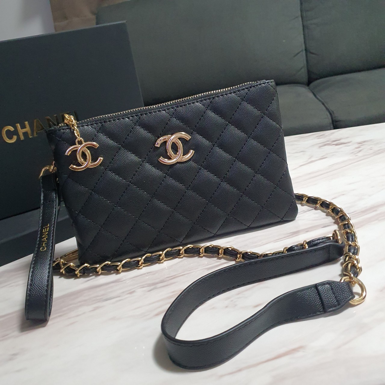RESTOCK! รุ่นขายดีค่า กระเป๋าคลัทช์&ครอสบอดี้ ทรงหรู จากงาน CHANEL VIP GIFT(GIFT WITH PURCHASE) จากเคาเตอร์ต่างประเทศ จากแบรนด์ CHANEL ลายหนัง CAVIER ของแท้ 100% ด้านหน้าประดับโลโก้แบรนด์สีทอง เปิดปิดด้วยซิป อะไหล่ทอง ด้านในปั้ม MADE IN ITALY ด้านหนึ่งเป็