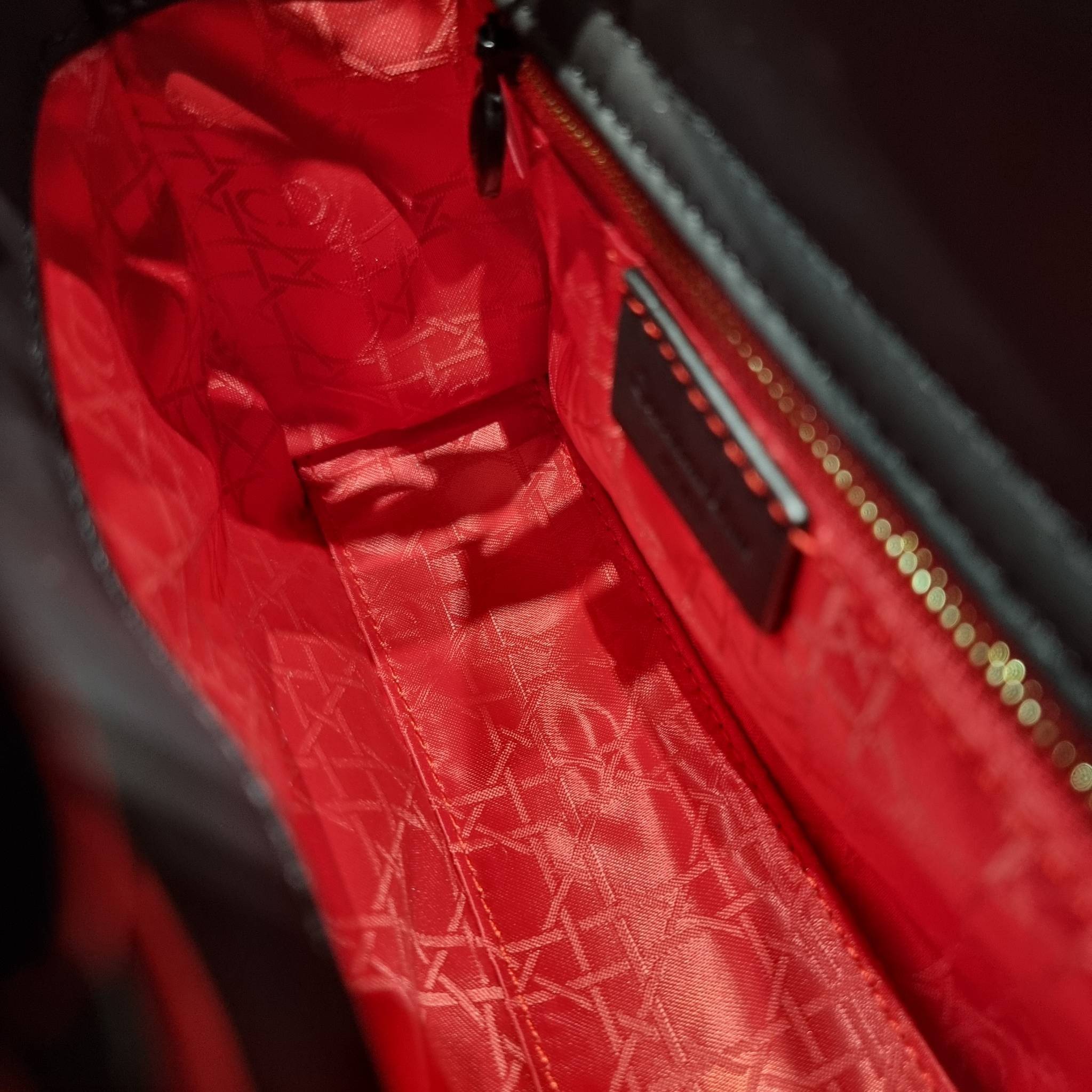 SMALL LADY DIOR MY ABCDIOR BAG Ultramatte Cannage Calfskin / CD LADY ULTRAMATTE BAG พร้อมส่ง กระเป๋าสะพายข้าง ดีไซน์เรียบง่าย แต่แฝงไปด้วยความหรูหรา ทรงกล่องคลาสสิค โดดเด่นด้วยพวงกุญแจอะไหล่สีเดียวกับตัวกระเป๋า ผิวแมทท์ ลายเส้นซ้อนทับสวยงาม