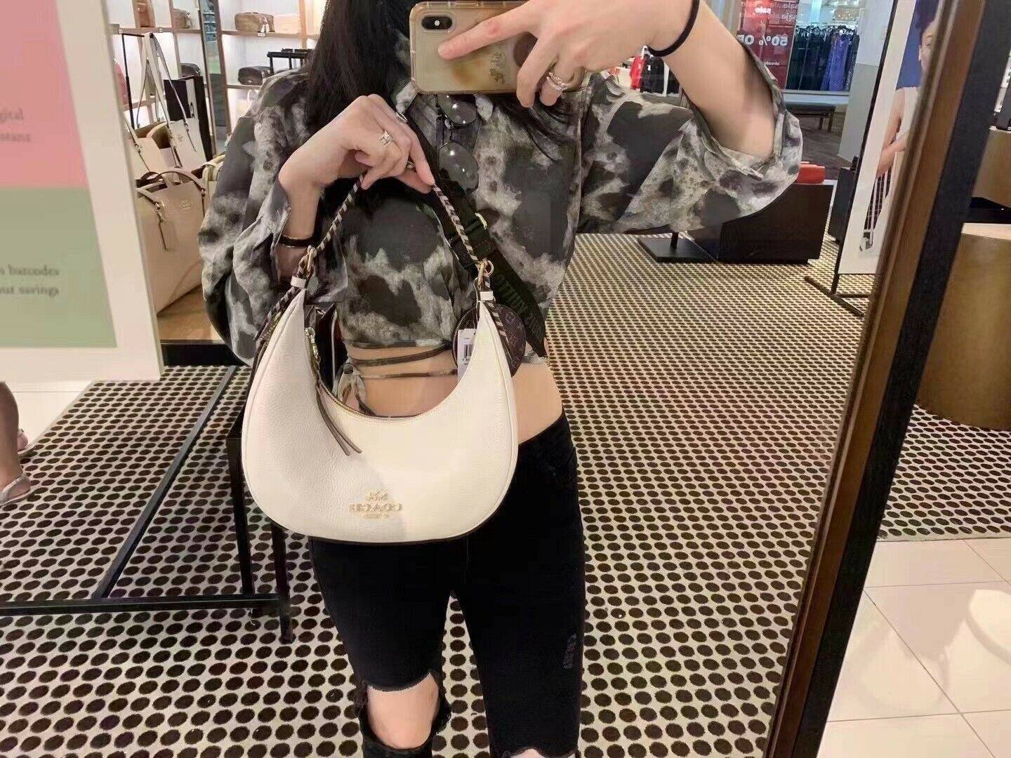 COACH C4108 BAILEY HOBO WITH WHIPSTITCH BEST SELLER ต้องมา!! กระเป๋าทรงโฮโบ ดีไซน์หรูหรา แมชท์ง่ายกับทุกไลฟ์สไตล์ วัสดุหนัง pepble หนังนิ่มสวย เปิด-ปิดด้วยซิปรูดใช้งานง่าย ภายในโล่งกว้าง สายคล้องสะพายไหล่ มีดีเทลน่ารักน่าใช้ ใช้งานสะดวกและง่ายต่อการใช้ชีว