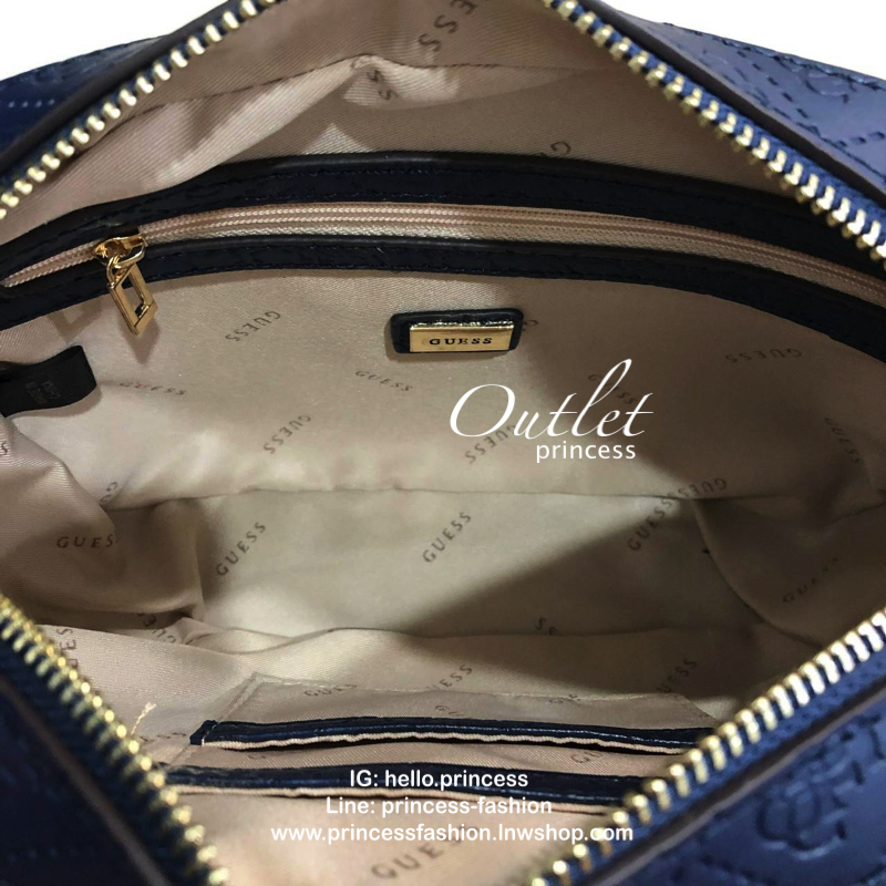 GUESS KAMRYN TOP ZIP CROSSBODY BAG กระเป๋าสะพายทรงน่ารัก จาก GUESS วัสดุหนัง pu ปั้มลายสวยอยู่ทรงขนาดกำลังดี น้ำหนักเบา ด้านหน้ามีโลโก้แบรนด์อะไหล่ทอง เปิดปิดด้วยซิปสะดวกใช้ ภายในมีโลโก้ และช่องเล็กใส่ของเป็นสัดส่วน สามารถใส่ไอแพดและกระเป๋าสตางค์ใบยาว และ