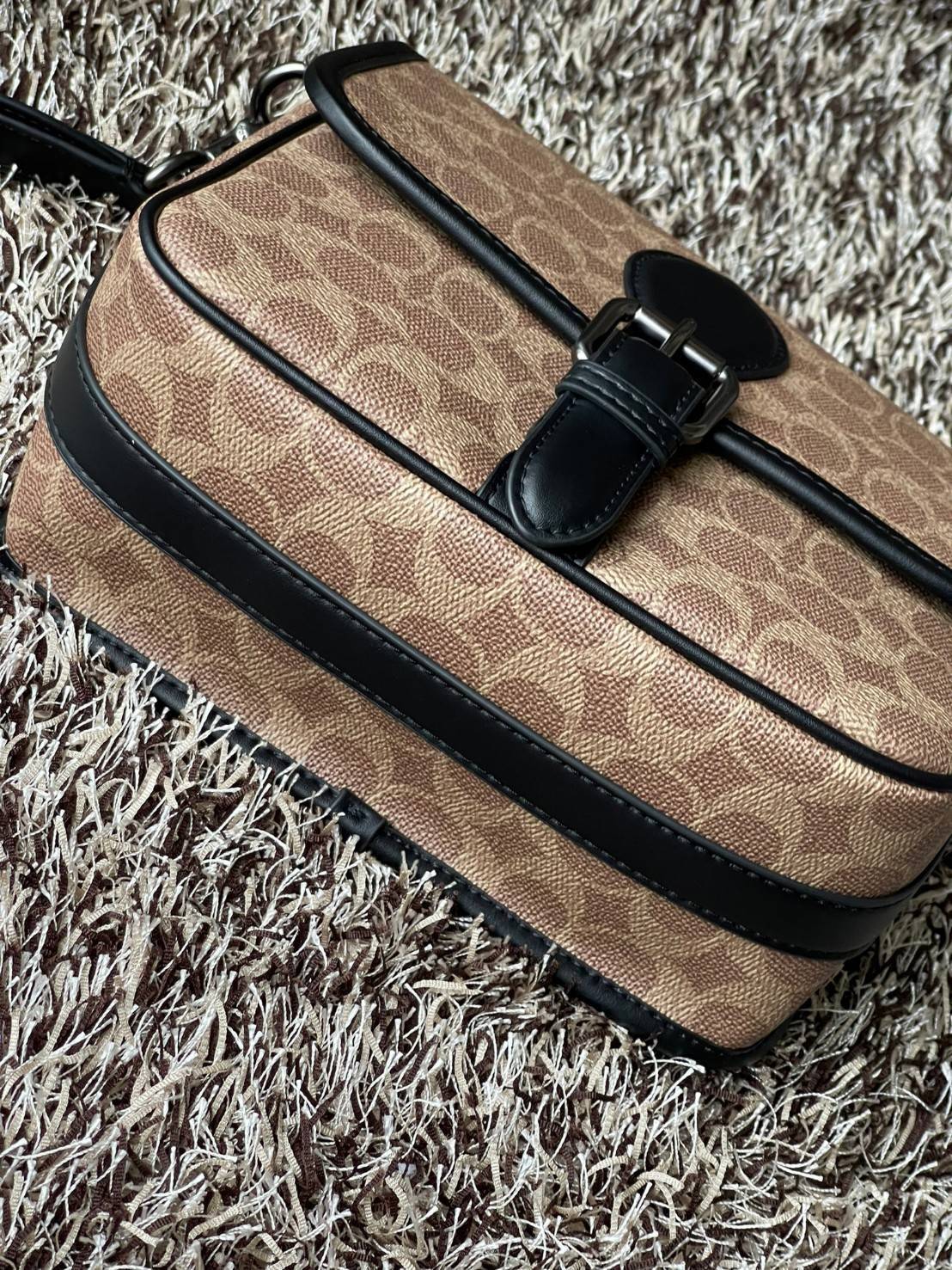 Coach Frankie Crossbody In Signature Canvas Leather Bag Sling CD877 กระเป๋าสไตล์แฮนด์ฟรีที่จัดระเบียบอย่างดีสำหรับการเดินทางหรือที่ทำงาน Frankie Crossbody ขนาดกะทัดรัดถือทุกสิ่งที่จำเป็นด้วยพื้นที่สำหรับโทรศัพท์ กระเป๋าสตางค์ กุญแจและอีกมากมาย ผลิตจากผ้าแ