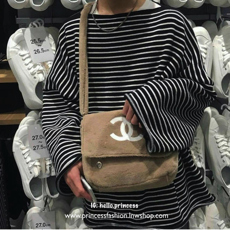 Chanel Beaute Crossbody Bag กระเป๋าถือหรือสะพายพรีเมี่ยมของเเท้จาก Chanel Cosmetic Counter VIP Gift รุ่นแนะนำวัสดุขนวูฟหนานุ่มตัดโลโก้แบรนด์หนังแก้วสวยโดดเด่น น้ำหนักเบา เปิดปิดด้วยฝาปิดกระดุมแม่เหล็ก ใบใหญ่กำลังดีใส่ ipad กระเป๋าสตางค์ใบยาว iphone เครื่อ