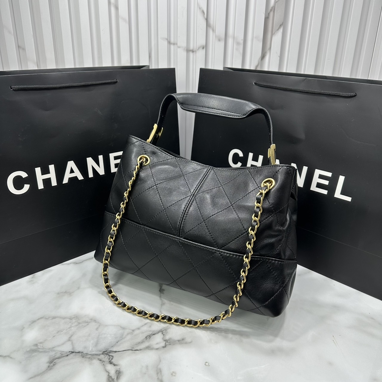 ORI หนังแท้ | CHANEL Shopping Bag 25A Suede Bag กระเป๋าช้อปปิ้งทรงโท้ทหนังกลับสีทูโทน ในคอล Métiers Dart 2024/25 ดีไซน์ใหม่หนังกำมะหยี่โทนน้ำตาล ใช้งานง่าย
