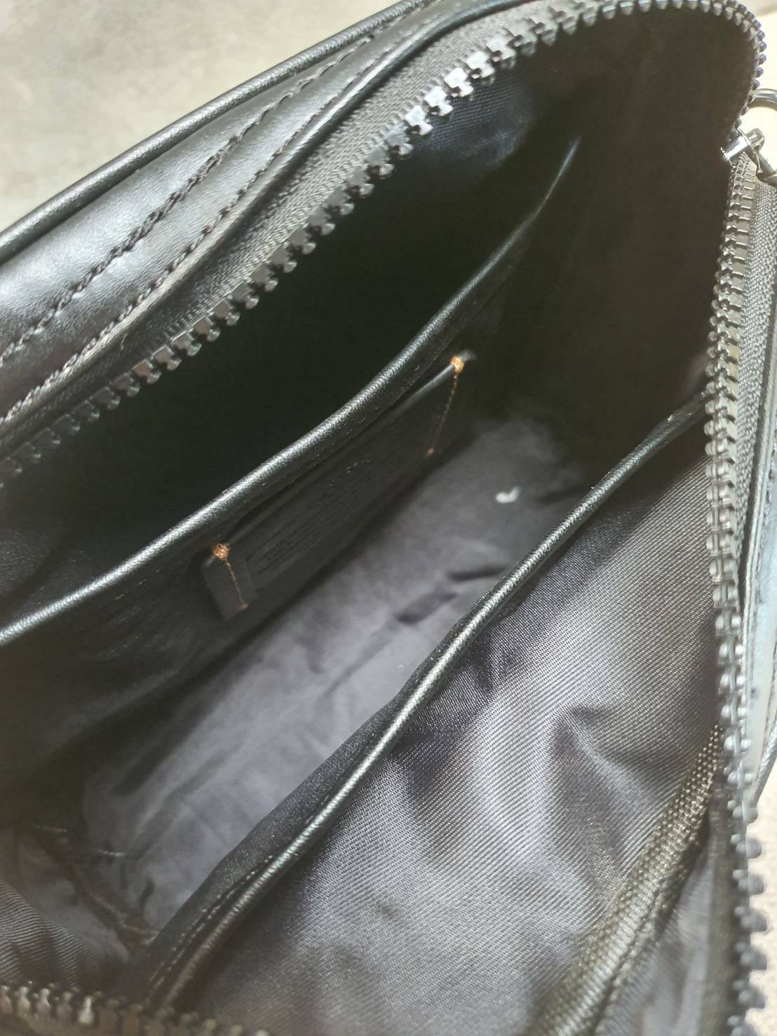 COACH Academy Sport Crossbody Bag กระเป๋าสะพาย crossbody สำหรับคุณผู้ชาย วัสดุหนัง ขนาดกำลังดี แบ่งช่องใช้งานเป็นสัดส่วน ทั้งภายนอก และภายใน ใส่ wallet ยาว mini iPad และของใช้ได้จุ กเานหลังมีอีก 1 ช่อง พร้อมสายสะพายยาว style sport ปรับได้ค่ะ