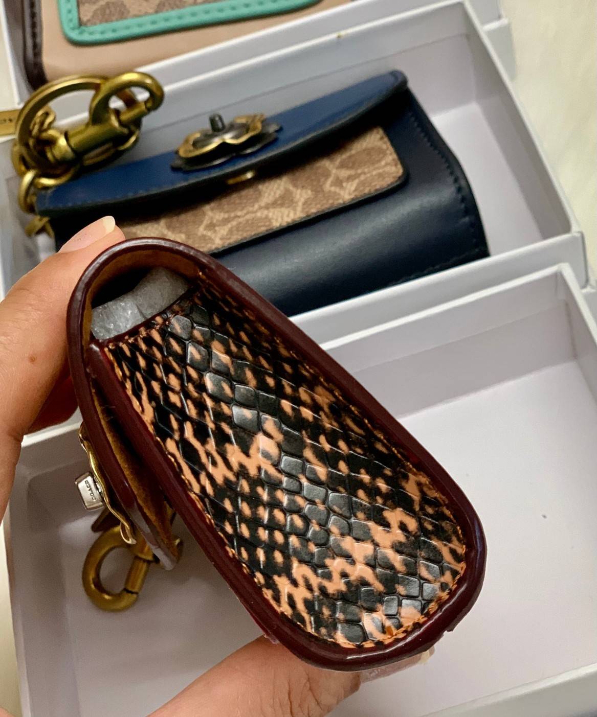 พวงกุญแจสวยๆ ไว้คล้องกระเป๋าใบสวยยกันค๊าา😘 COACH PARKER CHARM COLORBLOCK SIGNATURE ✔️พวงกุญแจจากแบรนด์ Coach สินค้าจำนวนจำกัดนะคะ❗️ ✔️สามารถใช้เป็นพวงกุญแจ//หรือใส่เหรียญด้านในกระเป๋าได้ค่ะ//เปิดปิดแบบกระดุมนะคะ