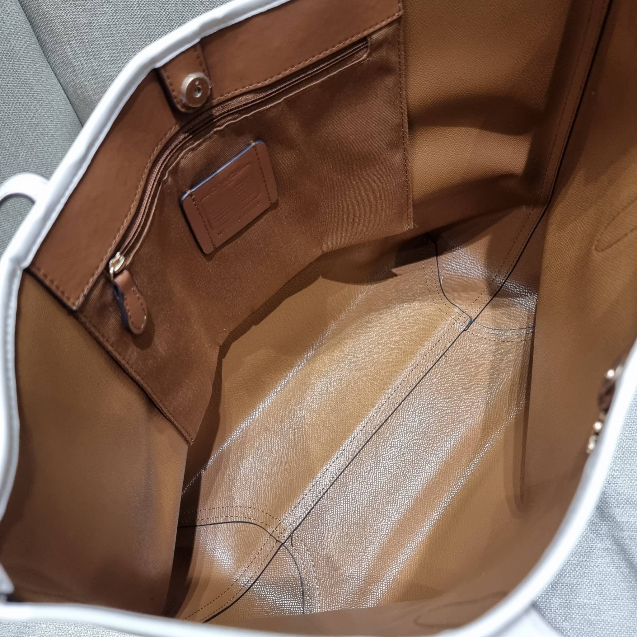 COACH CA607 CITY TOTE IN SIGNATURE CANVAS WITH HORSE AND CARRIAGE PATCHWORK GRAPHIC กระเป๋าทรงโท้ทใบใหญ่ คอลเลคชั่นใหม่ สวยโดดเด่นมากๆ น่ารักน่าใช้ไปอีกด้วยลวดลายซิกเนเจอร์โดดเด่น ใบนี้ใส่ของได้ของครบครัน จุได้แบบไม่ต้องกลัวเต็ม!! วัสดุหนังแคนวาสคุณภาพดี 