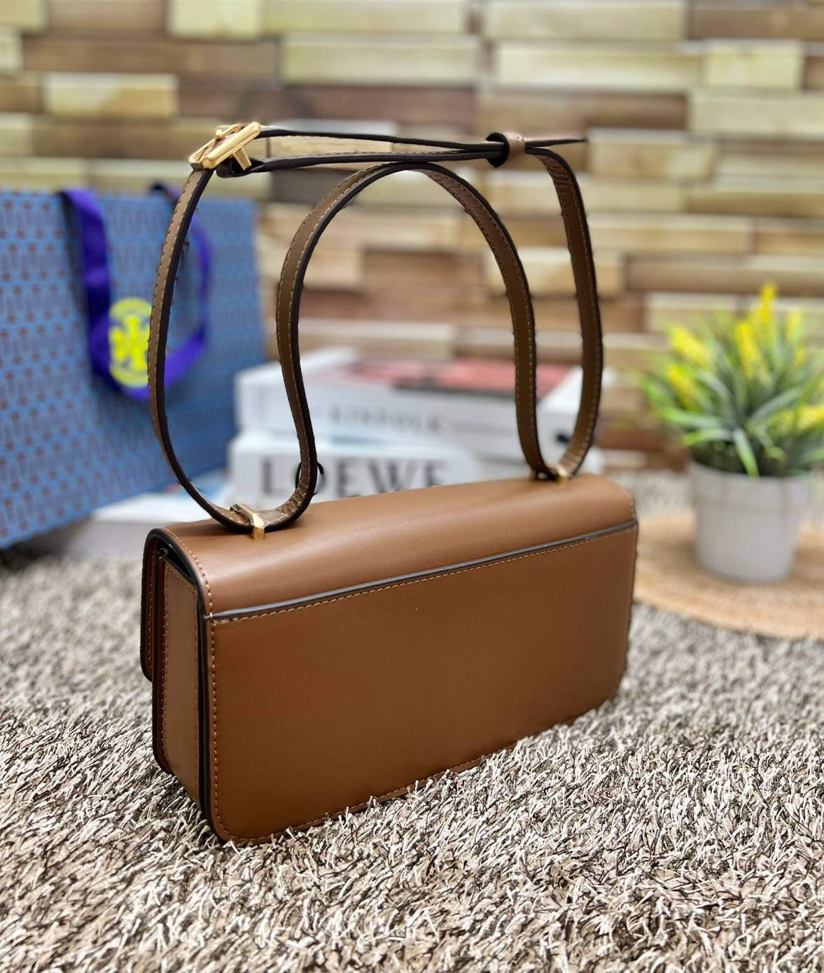 TORY BURCH ELEANOR CONVERTIBLE SHOULDER BAG ((89644)) รุ่นใหม่ สวยตามคนดังเซเลบกันเลยค่า! พร้อมส่ง ห้ามพลาดก่อนหมด ต้องมีติดตัวสักใบค่า กระเป๋าหิ้ว//คล้องไหล่ หรือสะพายข้างได้ หนังแท้เรียบ ผิวลื่น หรูมากๆสำหรับรุ่นนี้ เปิด-ปิดกระเป๋าแบบแม่เหล็กโลโก้แบรนด์