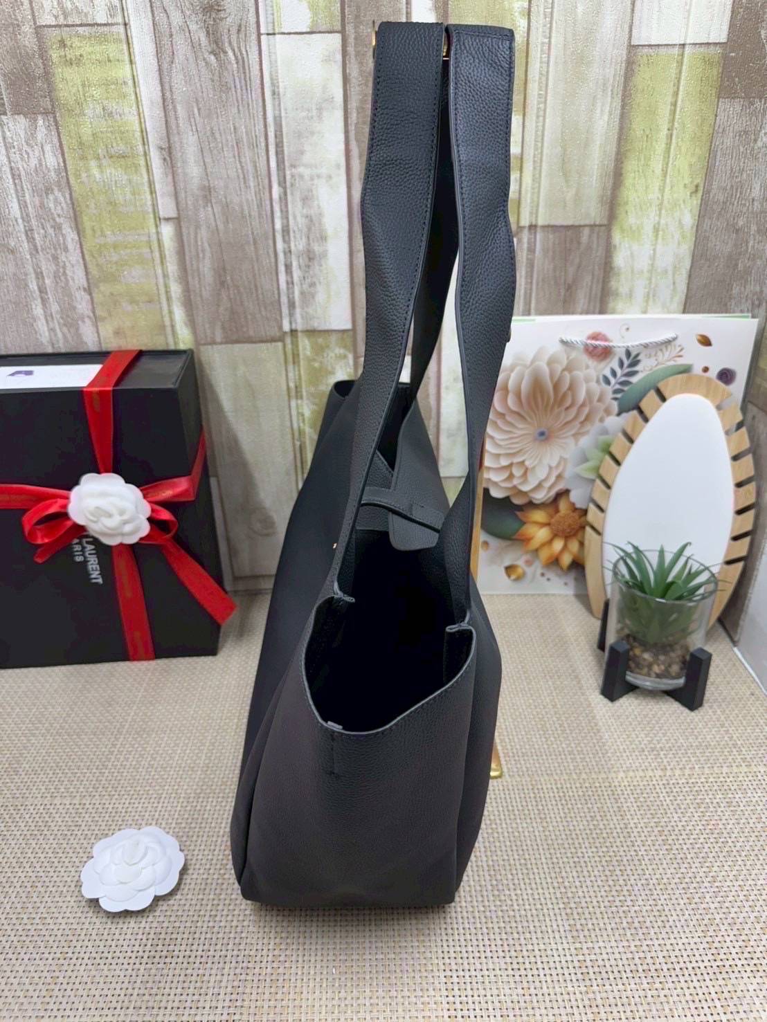 ORI หนังแท้ | YSL LE 5 À 7 BEA IN GRAINED LEATHER TOTE BAG กระเป๋าทรงโท้ทหนังแท้ลายเกรน สวยเด่นเป็นเอกลักษณ์ ดีไซน์เรียบแต่มาก สวยดูแพง ภายในโล่งกว้าง จุของได้เยอะ