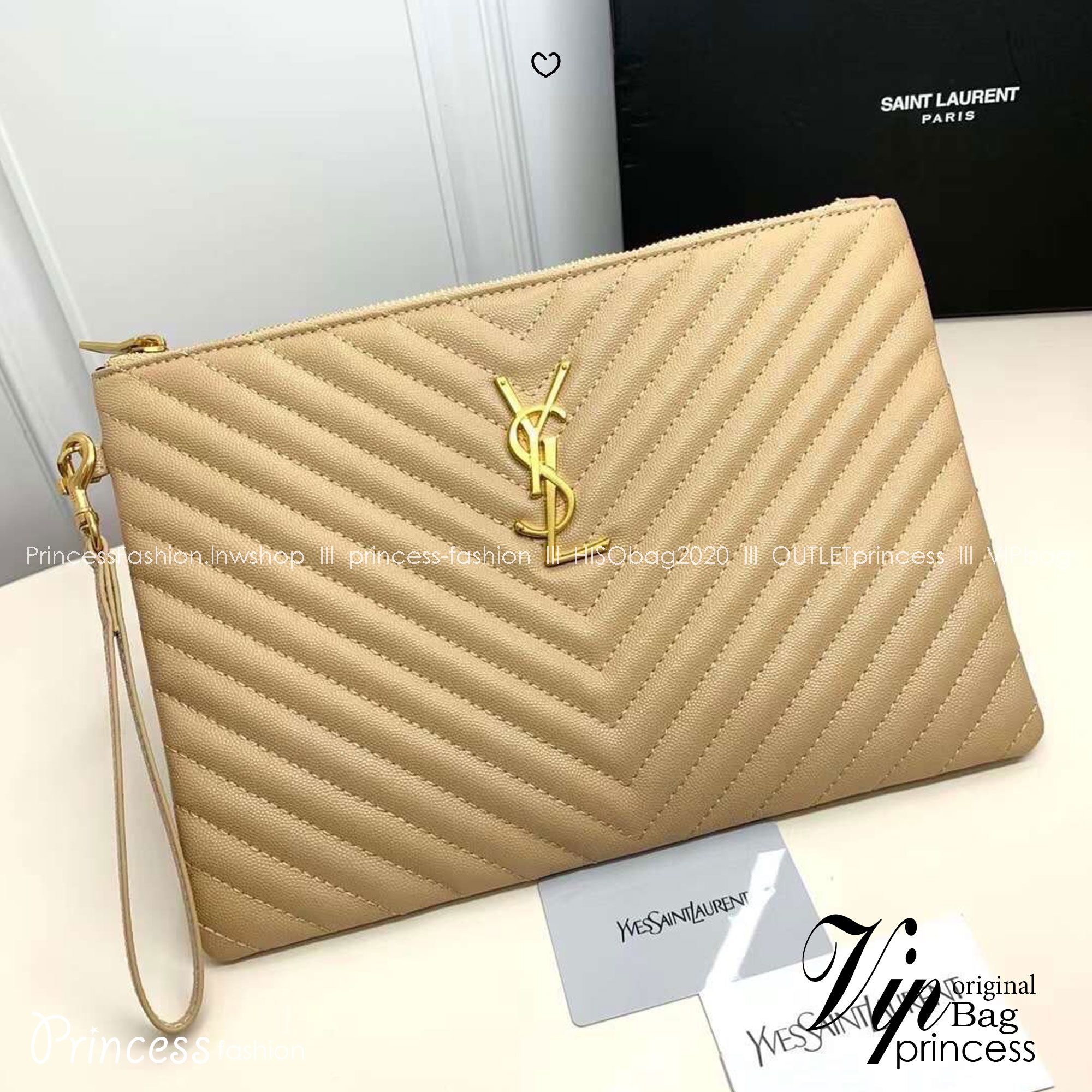 YSL Clutch Pouch in Matelasse Leather Bag กระเป๋าทรงคลัช/ทรงพอชสุดชิค ดีไซน์เรียบหรู โดดเด่นด้วยโลโก้ด้านหน้า เพิ่มดีเทลความผู้ดี พกพาง่าย ใช้งานสะดวกพร้อมสายคล้องมือ