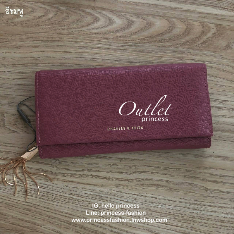 Charles & Keith Basic Long Wallet กระเป๋าสตางค์ใบยาว ตกแต่งด้วยพู่ เปิด – ปิดกระเป๋าด้วยเเม่เหล็กแบบซ่อน ภายในมีช่องใส่บัตร ช่องซิปใส่เหรียญ และช่องใส่ธนบัตร ใส่ iPhone Plus ได้ค่ะ ด้านหลังมีช่อง 1 ช่อง