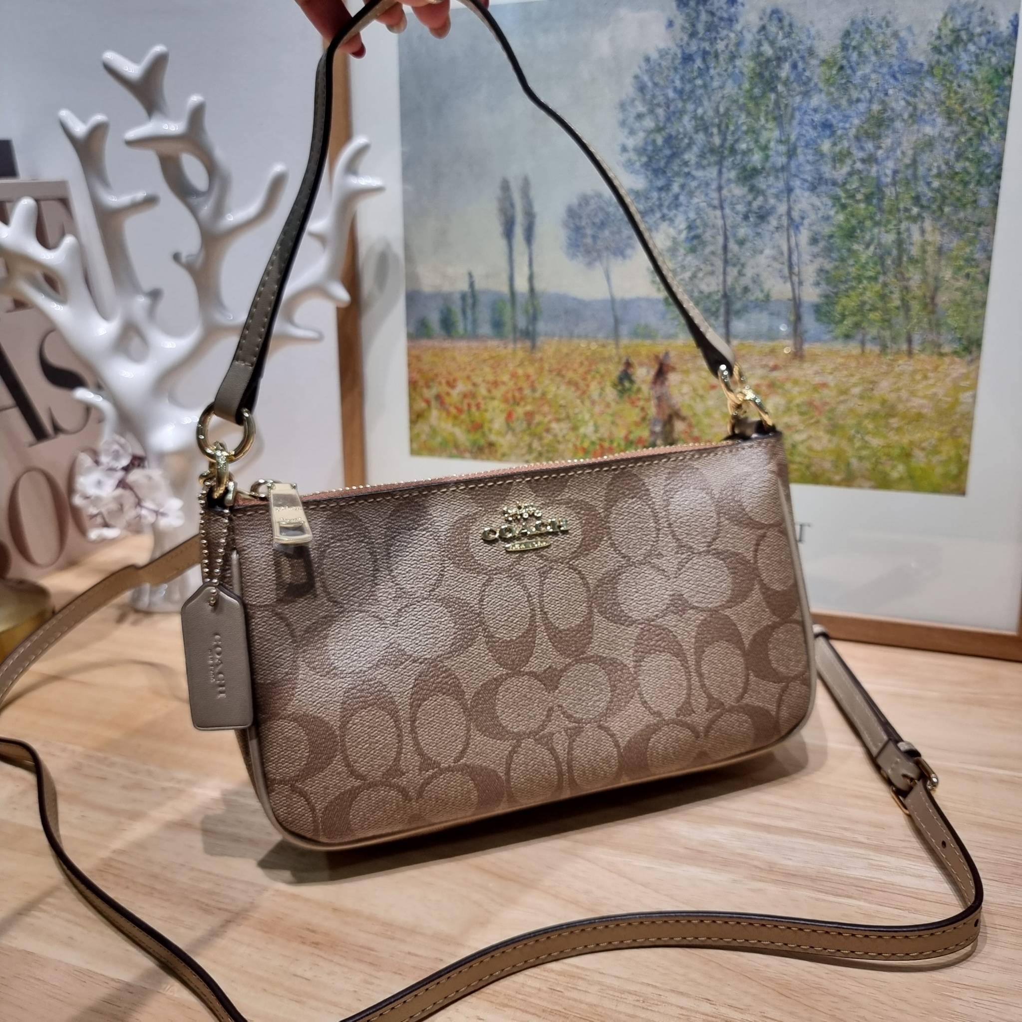 COACH TOP HANDLE POUCH F58321 พร้อมส่ง 9 สี กระเป๋าทรงพอช ยอดฮิต ยกขึ้นแท่น ด้วยดีไซน์ที่ออกมาให้ใช้งานได้ง่าย ขนาดกำลังเหมาะ