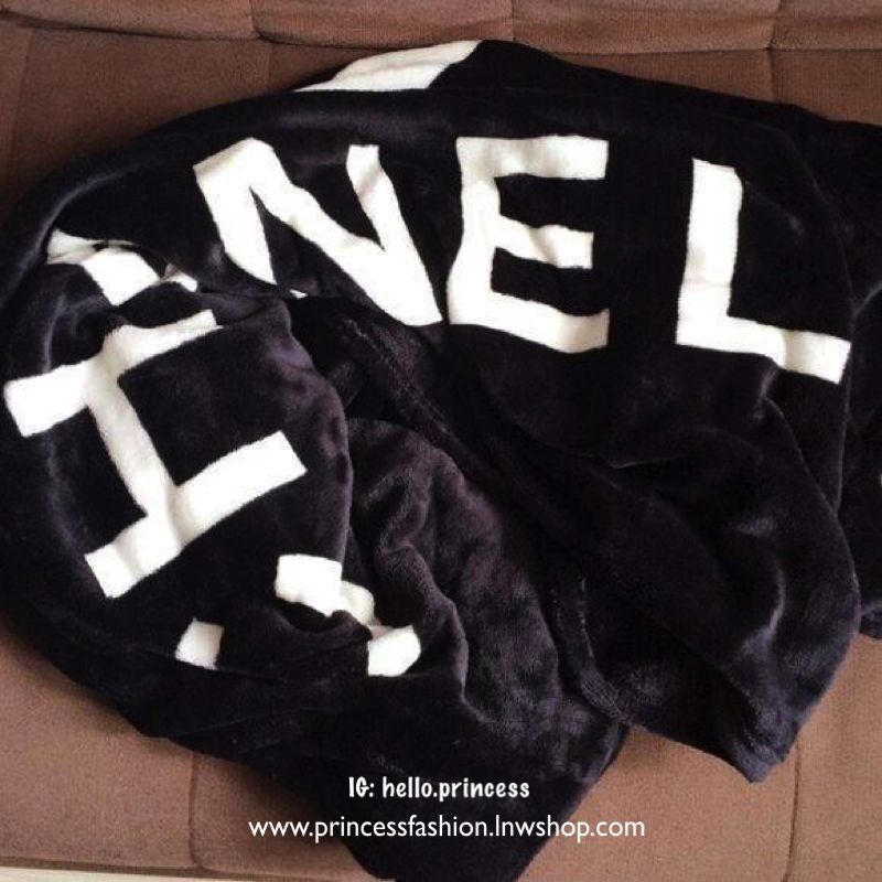 Chanel Blanket ต้อนรับหน้าหนาวนี้!!! กับผ้าห่ม Chanel ขนาดพกพา เนื้อผ้าขนสำลีหนานุ่ม ทูโทนขาวดำคลาสสิก ทรงสี่เหลี่ยมผืนผ้า เนื้อผ้านิ่ม ใช้เป็นผ้าห่มหรือผ้าคลุมเตียง คลุมเบาะก็ได้ค่ะ รีบจับจองกันเลยนะคะ