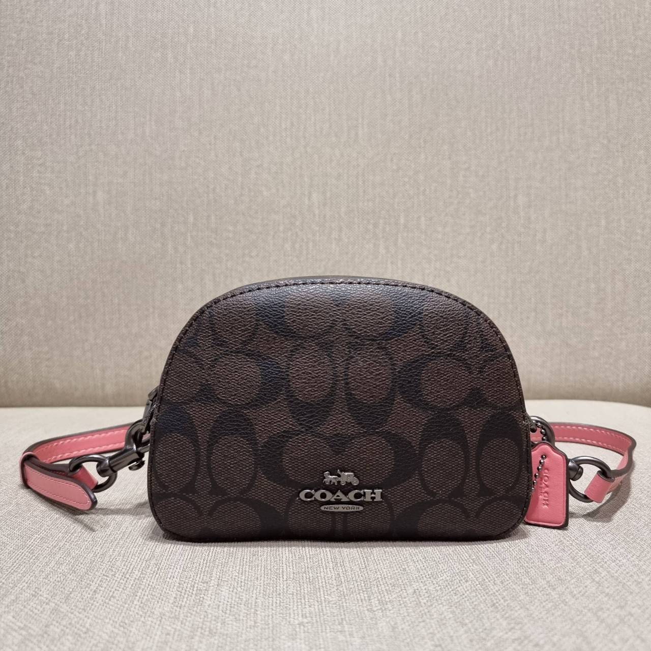 COACH 2628 MINI SERENA CROSSBODY IN SIGNATURE CANVAS ใหม่ที่สุด!! พร้อมส่งทุกสีเด็ด!! ย่อส่วนกระเป๋าสะพายคอลเลคชั่นยอดฮิต มินิเซเรนา ที่รับรองว่าน้องน่ารักม้ากกก!! ขนาดเล็กกุ๊งกิ๊ง แต่ดีเทลยิ่งใหญ่ วัสดุหนังแคนวาสเคลือบลาย เปิด-ปิดด้วยซิป สะดวกใช้ ภายในเป
