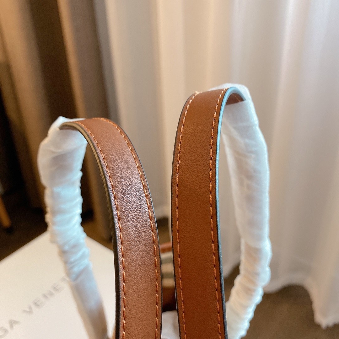 พรีเมี่ยมกิ๊ฟแท้ BURBERRY VINTAGE BAG VIP GIFT WITH PURCHASE (GWP) กระเป๋าสะพายไหล่ พรีเมี่ยมกิ๊ฟ Limited Edition จากBURBERRY วัสดุหนังPVC สวยหนังนิ่ม ตัดด้วยสายหนังสีน้ำตาลเข้ม