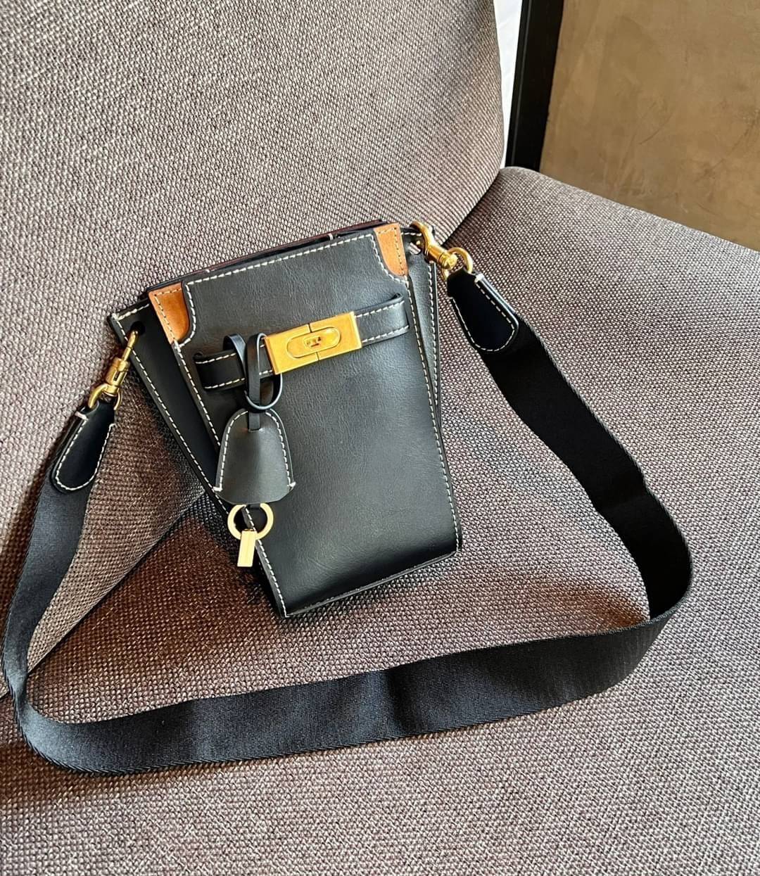 small TORY BURCH LEE RADZIWILL PEBBIED BAG ((139016)) แต่ใส่ได้จุ ขนาดพอดีลำตัว สวยมากๆค่ะ! ลุคหรูดูดีมากๆ กับกระเป๋าสะพายข้างจากTB รุ่นเล็ก