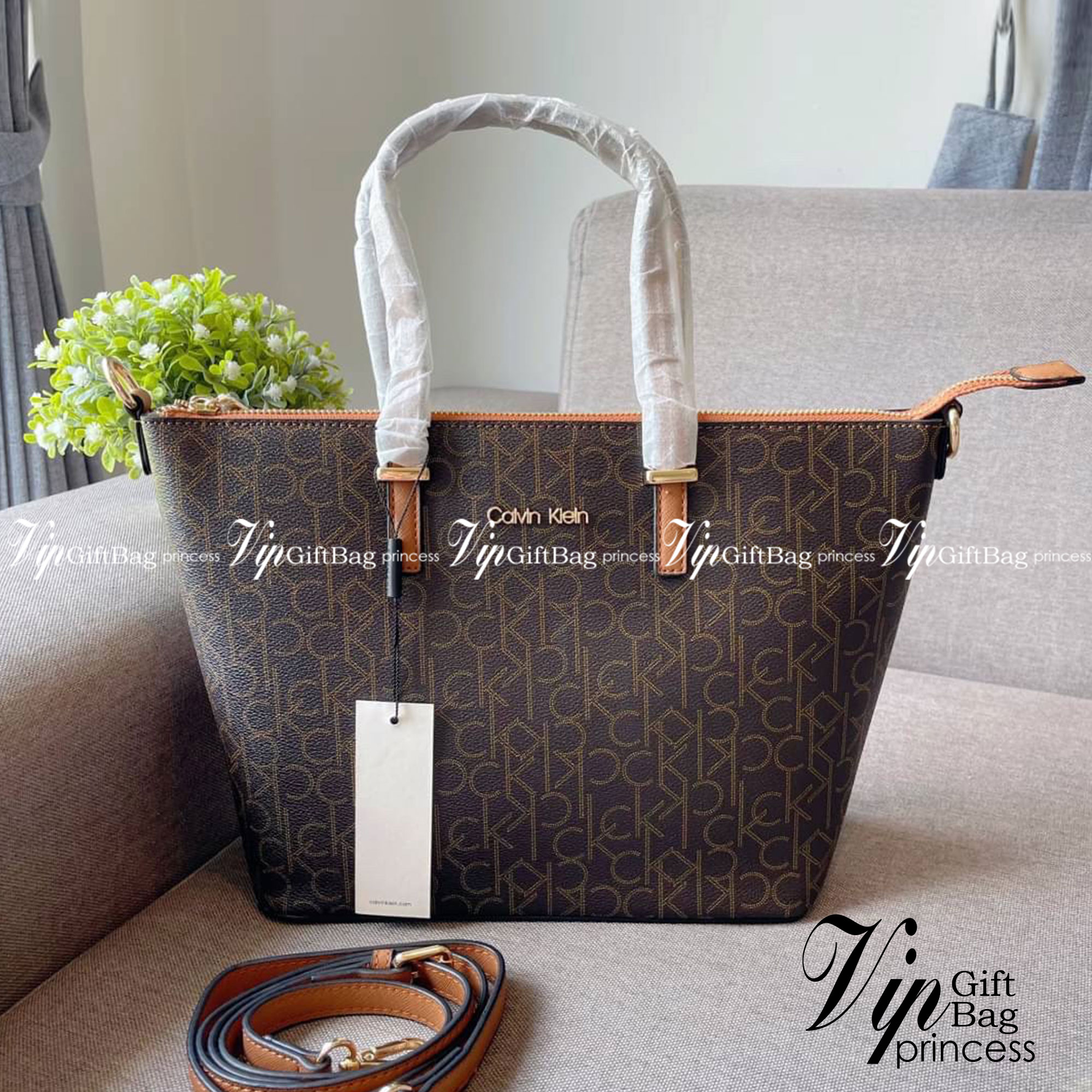 CALVIN KLEIN TOTE BAG กระเป๋าทรงช้อปปิ้งจากแบรนด์ Calvin Klein หนังดี ทรงสวยมากกมา พร้อมกับสายสะพายหนัง ถอดได้ ปรับระดับได้ เปิดปิดด้วยซิปบน ภายในโล่งกว้างซับในอย่างดี