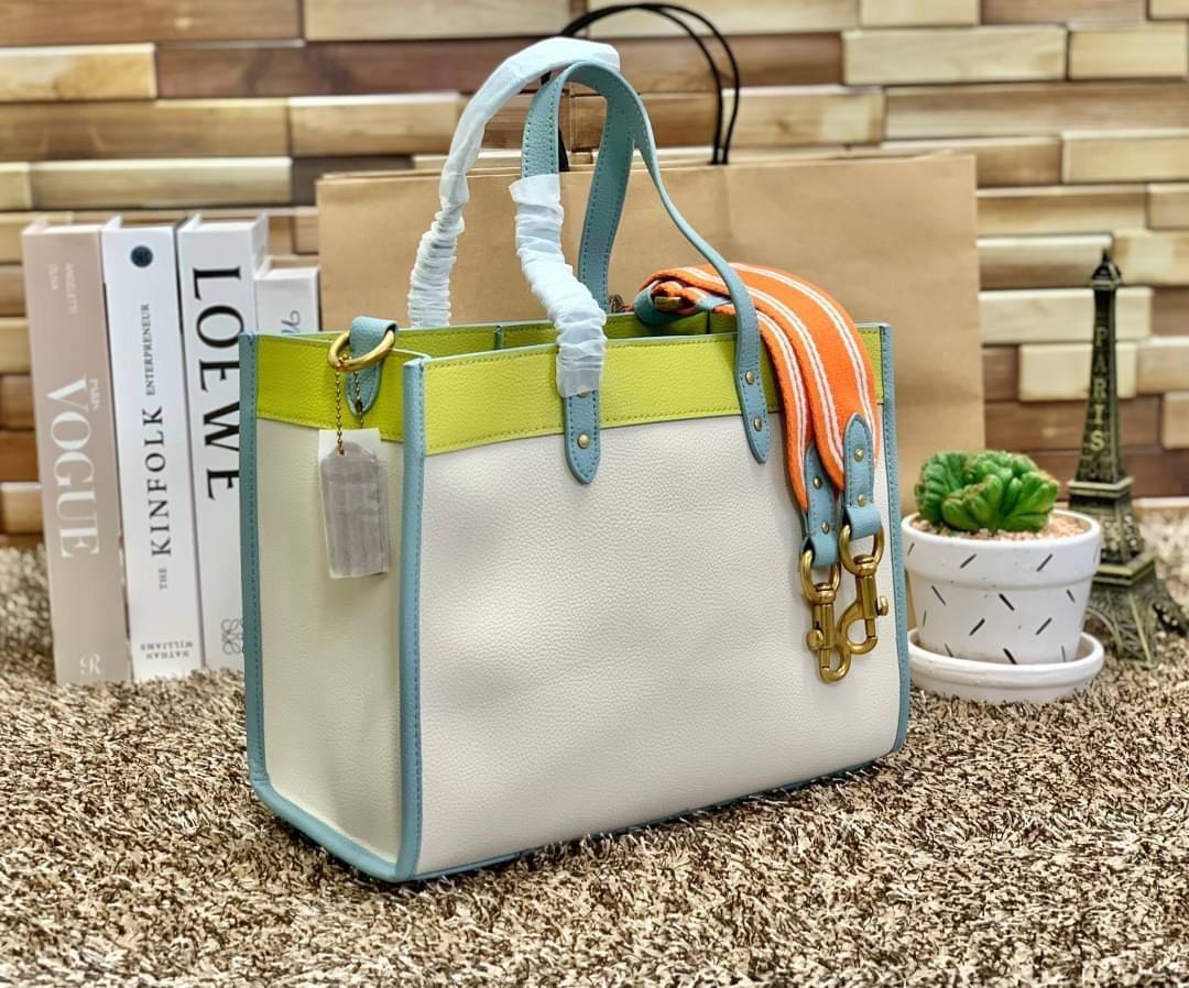 COACH FIELD TOTE 30 IN COLORBLOCK WITH COACH BADGE ((C0777)) พร้อมส่งอีกครั้ง! ไม่มีสักใบยังไงไหว สีคือผู้ดี แจ่มใส ละมุนตา ไม่ฉูดฉาด แถมคุณภาพเต็ม100 เหมือนเดิมเลยค่ะ! กระเป๋าทรงTote ใบใหญ่ หนังแท้อย่างดี ลายหนังสวยมากๆ หลงรักแน่นอน คอนเฟิร์มค่าา! สีที่ใ