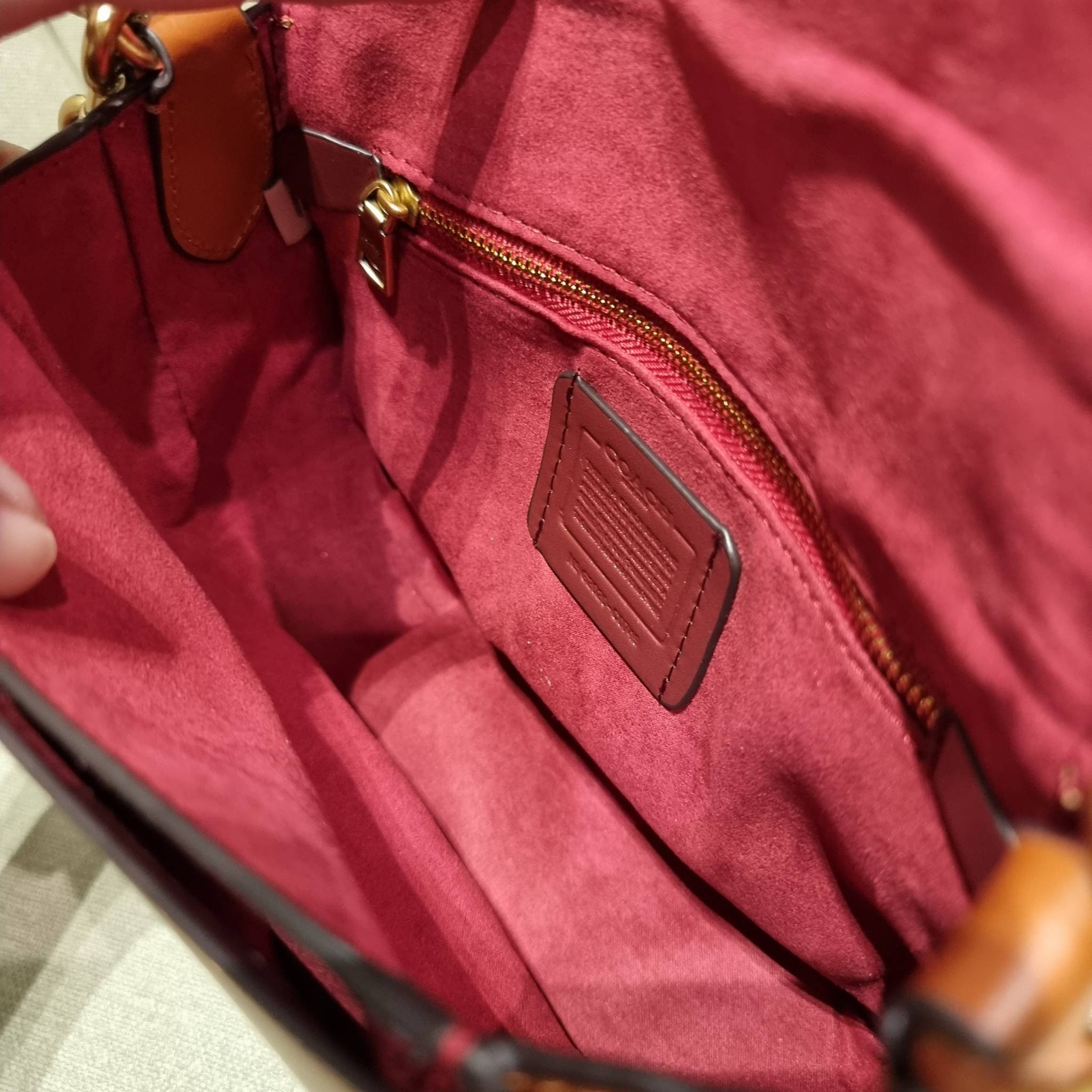 COACH C0749 BEAT SADDLE BAG The best item! ที่สาวๆรอคอย! ฮอตไฟลุก! สีหายาก ละมุนคุณหนู คอลเลคชั่นใหม่ ดีไซน์หรูหรา พิเศษมากๆมาพร้อมสายสะพาย 2 เส้น ใช้คู่กันหรือแยกสะพายก็สวยครบสูตร กระเป๋าสะพายทรง saddle คลาสสิค วัสดุหนัง glove-tanned ทนทาน เปิด-ปิดด้วยกร