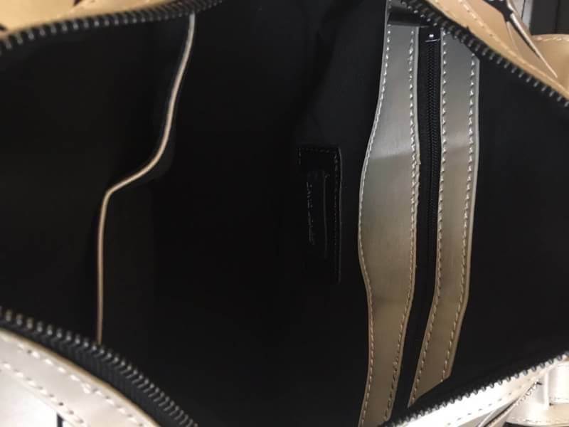 สีเข้าใหม่รุ่น หายากคะ 👍ทรง speedy ขายดี น่ารักมาก 3 สี น่ารักมากรับประกันเลยค่า พร้อมกระต่าย polka dot เข้า set เลิศคะ กระเป๋า จากแบรนด์ David Jones กระเป๋าสะพายข้างดีไซน์เกร๋มาก สีสวยหรูมาก ขนาดกะลังดีเลย น้ำหนังเบามากคะ ภายในมีช่องเก็บของจุกจิก