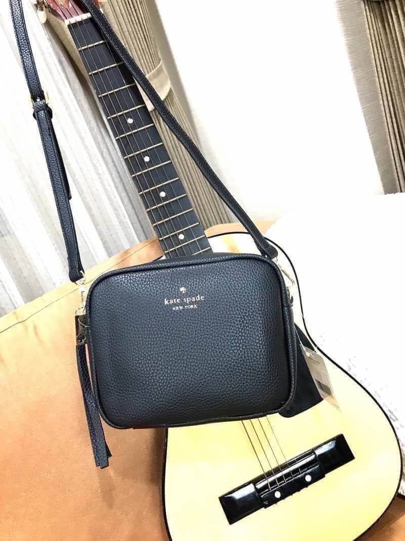 Kate Spade New York Mini Leather Shoulder Bag กระเป๋าสะพายขนาดมินิหนังสวยหรูอยู่ทรงด้านหน้าประดับโลโก้เเบรนด์สีทอง มาพร้อมหัวซิปพู่หนัง และสายสะพายยาวปรับระดับได้ ภายในมีโลโก้ ช่องซิป ช่องใส่ของ ใส่กระเป๋าสตางค์ มือถือ iphone ของจุกจิกได้เยอะ สะพายข้างหรื