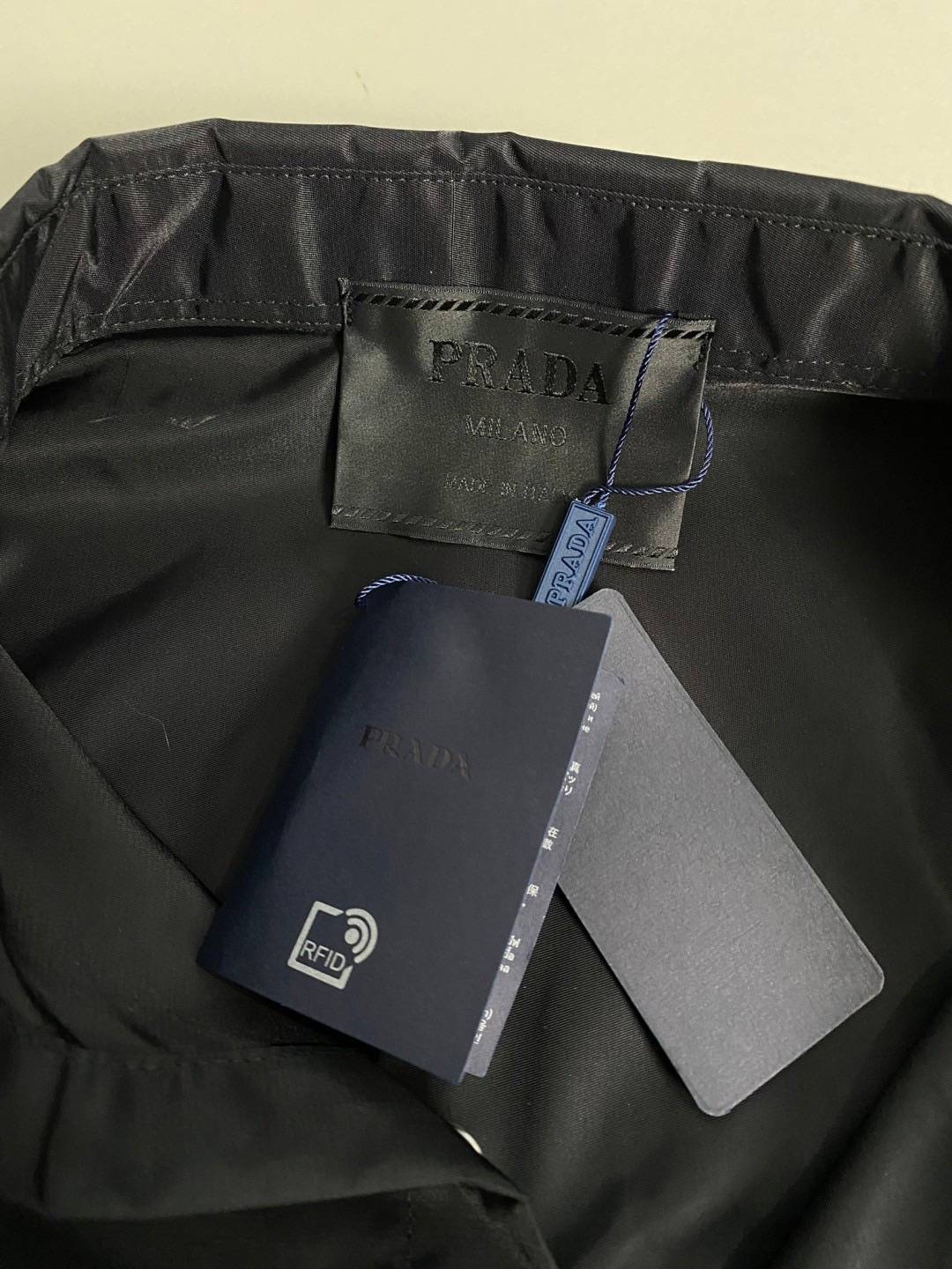 TOP ORI | PRADA Re-Nylon triangle-logo shirt เสื้อเชิ้ต ผ้าลื่น เงา งานละเอียดมากๆ งานVIP 1:1 แนะนำให้ต้องมีเป็นเจ้าของ เสื้อเชิ้ตงานแบรนด์เนื้อผ้าอย่างดีงานนำเข้าจากโรงงานเทียบแบรนด์