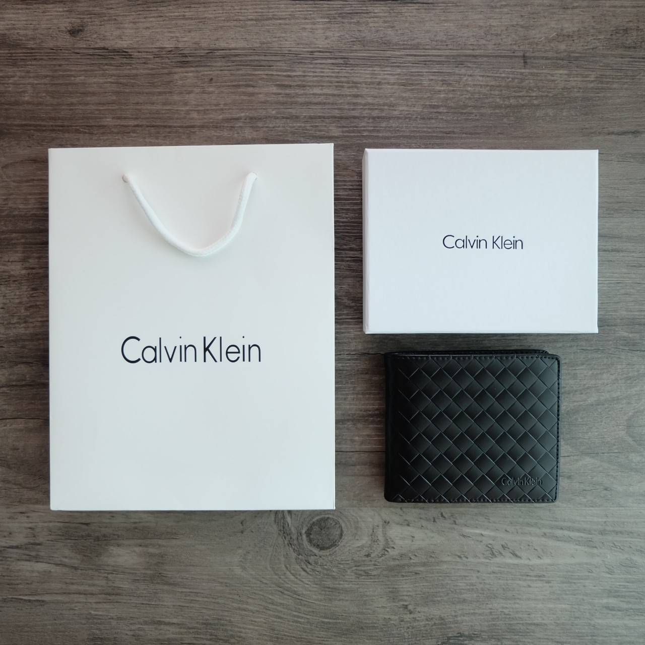 Calvin Klein Short Wallet กระเป๋าสตางค์ใบสั้น หนังลายสานรอบใบ ด้านหน้ามี logo brand ภายในมีช่องใส่ธนบัตร, บัตร, และช่องใส่รูป จะมอบเป็นของขวัญหรือใช้เองก็แนะนำค่ะ