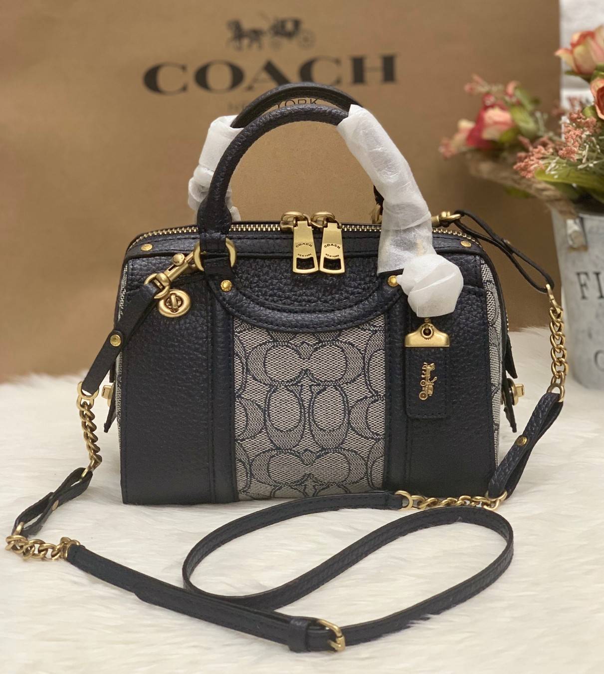 COACH LARK BAG 19 IN SIGNATURE JACQUARD พร้อมส่งที่ไทย สวยก่อนใครแน่นอนค่ะ กระเป๋าสะพายข้าง//ครอสบอดี้ร์ วัสดุหนังแท้+Jacqurd ได้ลงตัวสวยงามมากๆค่ะ มีช่องใส่ของจุกจิกทั้งด้านหน้าและหลัง ;เปิดปิดกระเป๋าแบบซิปคู่ ภายในสามารถใส่กระเป๋าเงินใบกลางได้;มือถือได้