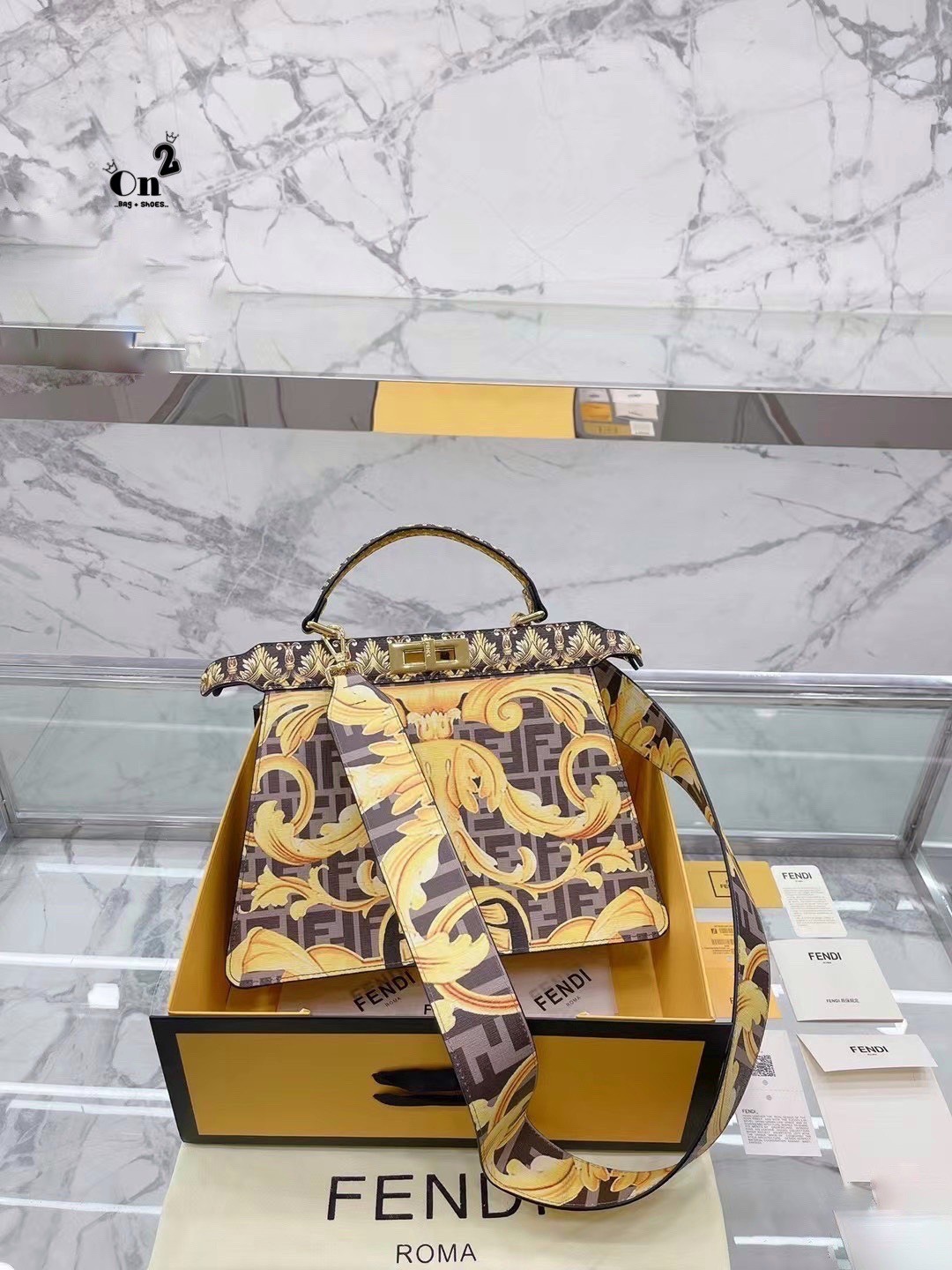 Fendi x Versace Peekaboo Bags / FF Fendace Gold Baroque FF Motif Peekaboo กระเป๋าสะพายสวยไฮโซ สุดฮิต ขนาดกำลังดีหนังลายกราฟฟิกมาใหม่ สวยหรูดูไฮโซมากค่ะ มาพร้อมสายสะพายยาวถอดออกถือได้