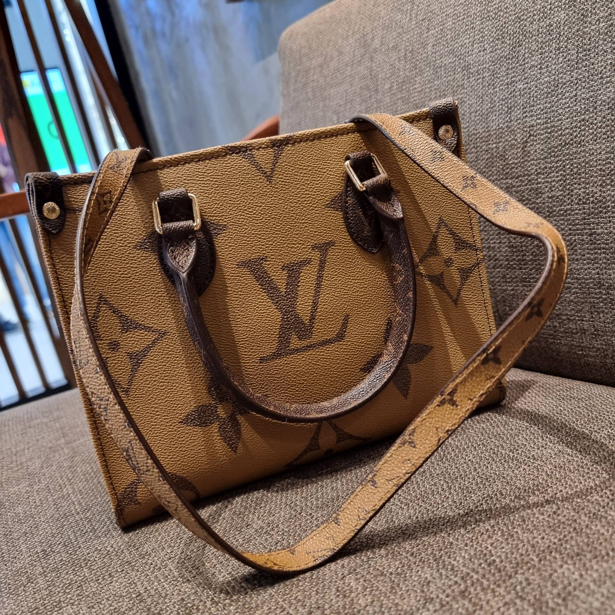 LV crossbody tote bag 10" 16" สเปเชี่ยล gift box set ในราคาที่แสนดี น่าคบหา!! สุดคุ้มและสวยที่สุดยันกล่อง!! ได้ไปยังไงต้องร้องว้าว!! กระเป๋าทรงโท้ทที่สาวๆตามหา ดีไซน์คลาสสิค ผู้ดี หรูหรา โทนสีใช้งานง่าย ได้ทุกลุค ทุกสไตล์ วัสดุหนังแคนวาสคุณภาพ ม