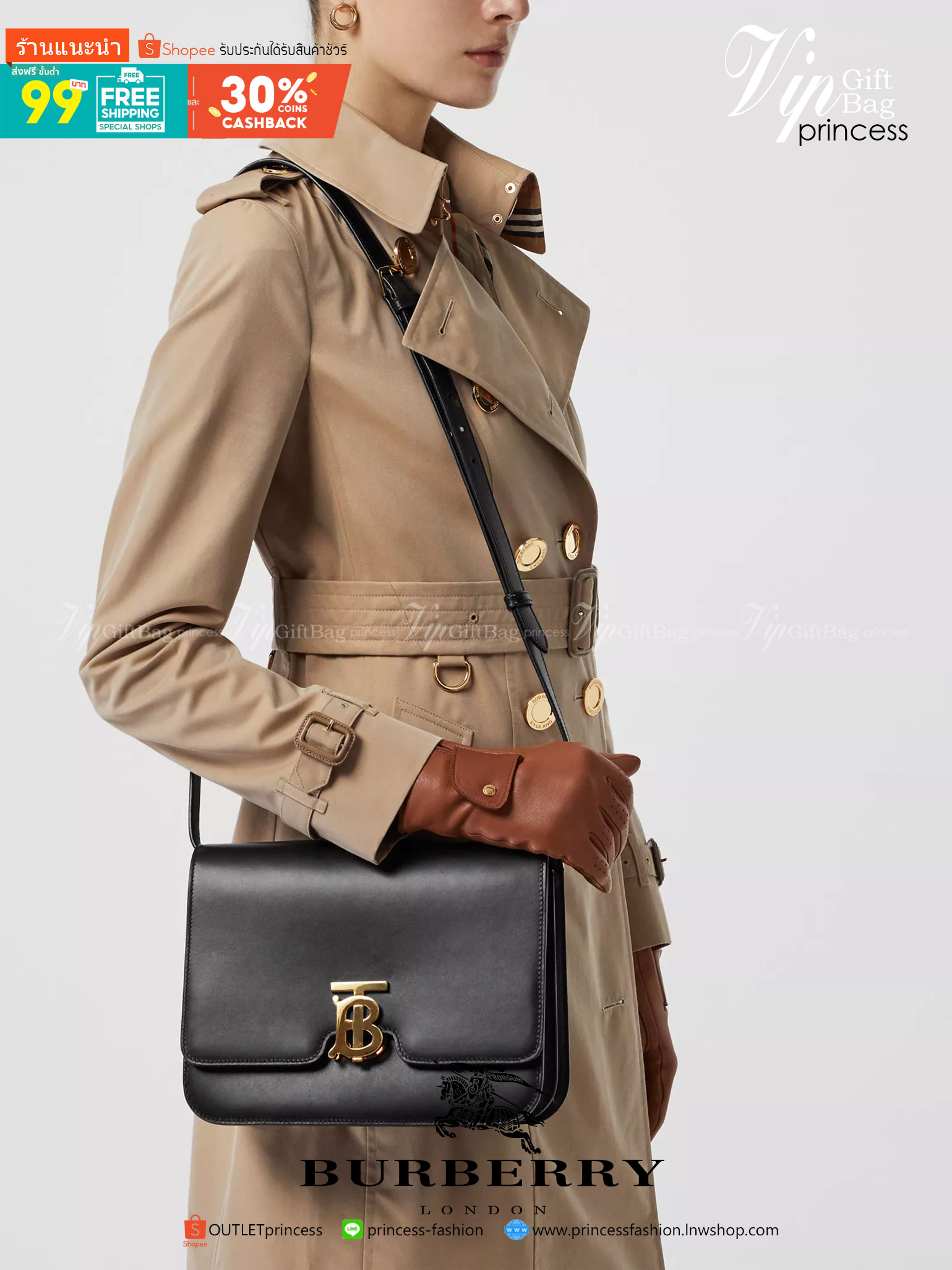 BURBERRY FRAGRANCES CROSSBODY BAG VIP GIFT WITH PURCHASE (GWP) กระเป๋าสะพายพรีเมี่ยมกิ๊ฟ Limited Edition จากน้ำหอม BURBERRY DUTY FREE วัสดุ Calfskin หนังเรียบสวยอยู่ทรงดีไซน์ยอดนิยมประดับโลโก้แบรนด์ทองด้านหน้า เปิดปิดด้วยฝาปิดสัญลักษณ์ตัวB ภายในมีช่องแบ่ง