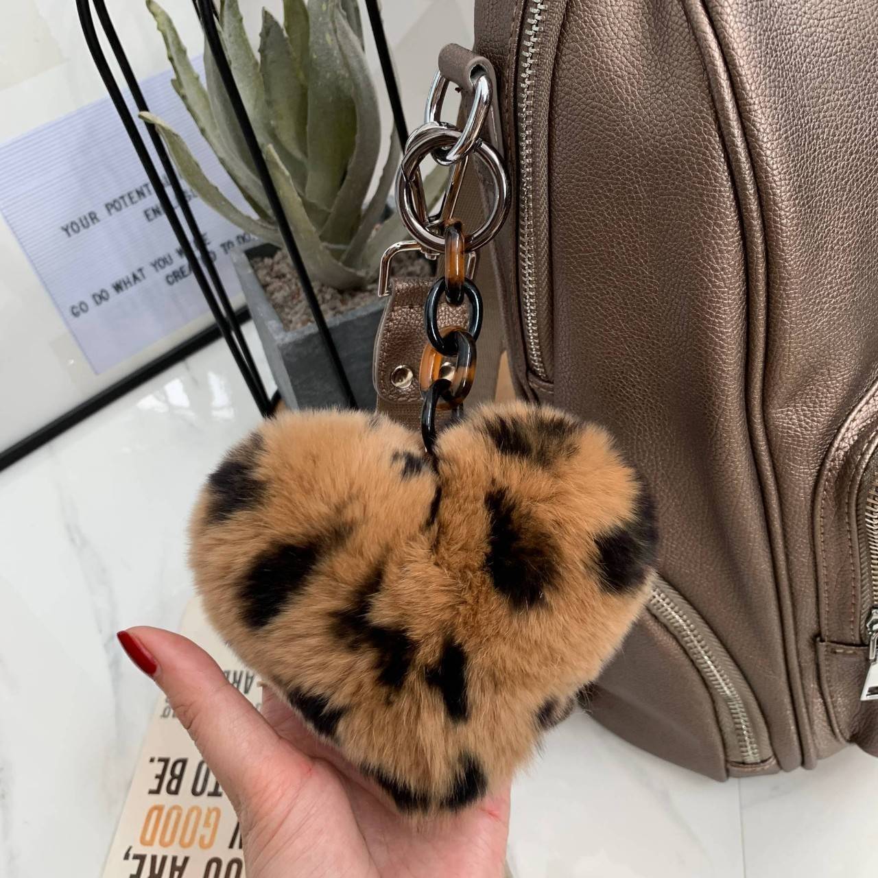 กระเป๋า ทรงน่ารัก มากๆๆๆ จากแบรนด์ KEEP รุ่น Misty backpack มาใหม่ หนัง Microfiber ผิวสัมผัสคล้ายหนังวัวแท้ เนื้อหนา นิ่มมือ พิเศษ!! เป้ใบนี้ มีสายสั้นหนังสำหรับสะพายไหล่ให้ด้วยคะ ใครชอบเป้สไตล์นี้ ห้ามพลาดเลยน๊า สวยจริง คอนเฟิร์มเลย