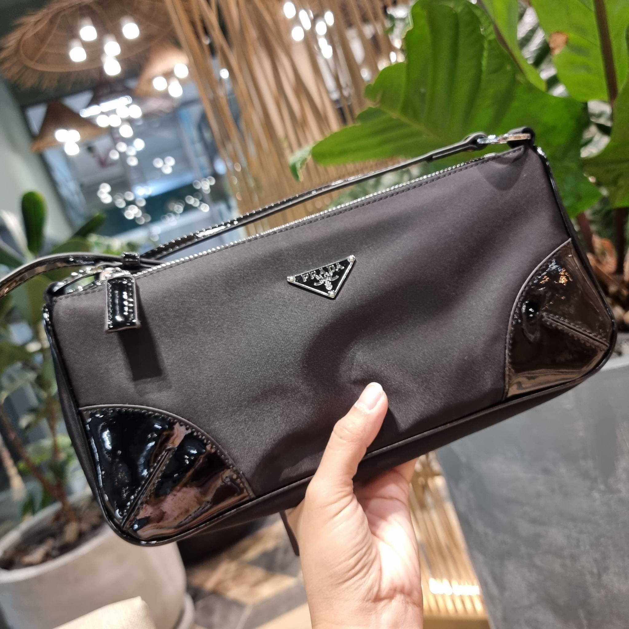 PRADA TESSUTO POCHETTE BAG กระเป๋าทรงพอช ดีไซน์ทรงยาวสุดล้ำ อัพลุคให้ดูแพงไปอีกด้วยดีเทลแต่งขอบด้วยหนังแก้ว วัสดุหลักตัวกระเป๋าเป็นไนล่อนคุณภาพดี เปิด-ปิดด้วยซิป พกพาง่ายด้วยสายสะพายในตัว ที่สามารถปรับได้อีก ภายในเป็นช่องโล่ง ใส่โทรศัพท์ได้ทุกรุ่น กระเป๋า