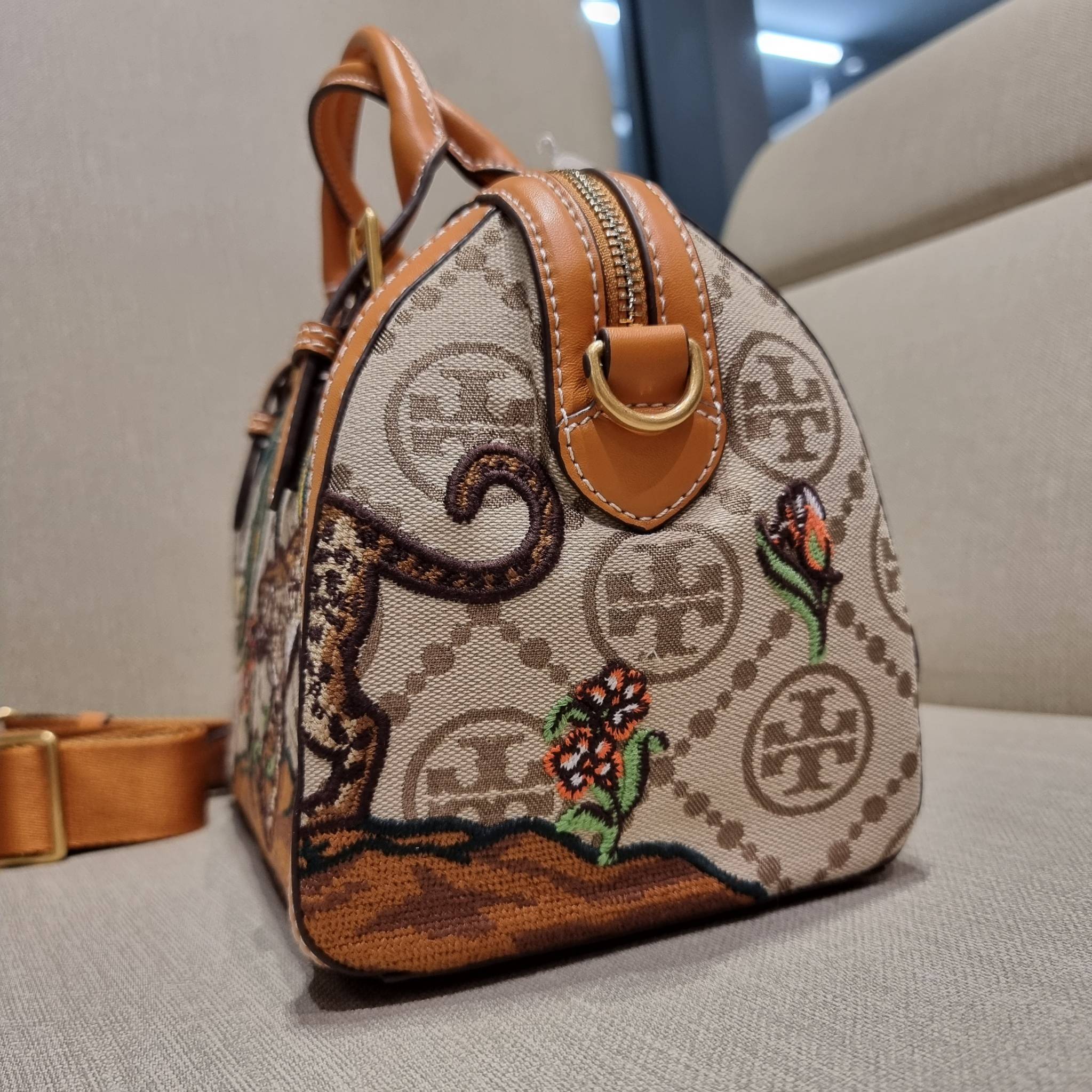 TORY BURCH T MONOGRAM JACQUARD EMBROIDERED DUFFLE คอลใหม่ล่าสุด สวยพร้อมเสิร์ฟแบบไม่ต้องรอพรีฯ ลายโมโนแกรมสุดคลาสสิคที่ถูกดีไซน์รังสรรค์ด้วยงานปักสุดชิค น่าใช้ใจฟูแค่แรกเห็น!! วัสดุ jacquard woven สลับหนังแท้ หูจับในตัว และพร้อมไปเลยกับสายสะพายข้าง ที่จะถ