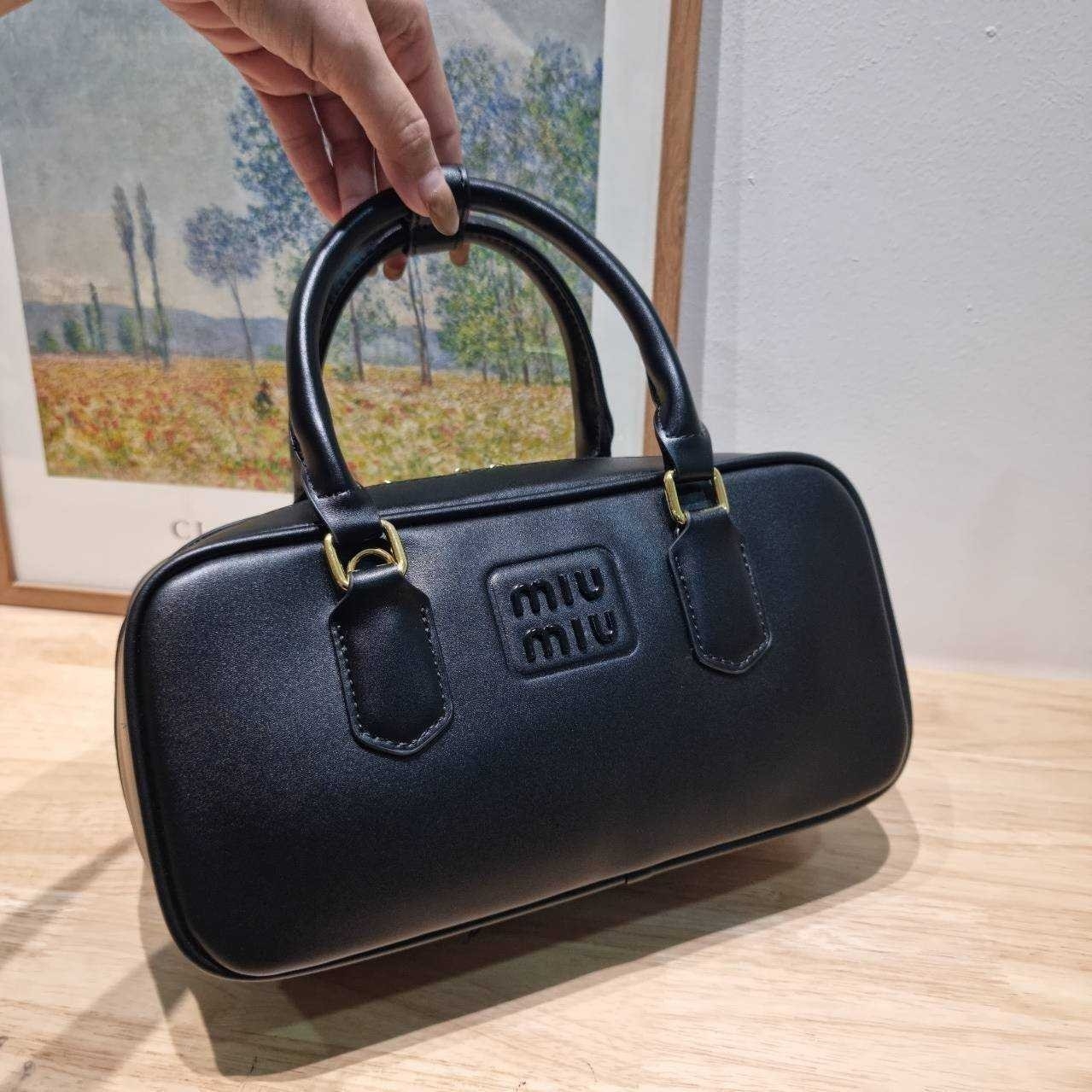 MIU MIU ARCADIE LEATHER BAG M, Geniş 27cm กระเป๋าถือ/สะพายสุดชิค น่ารักๆเก๋ๆ ดีไซน์เรียบแต่มากมีอยู่จริง สวยดูแพง