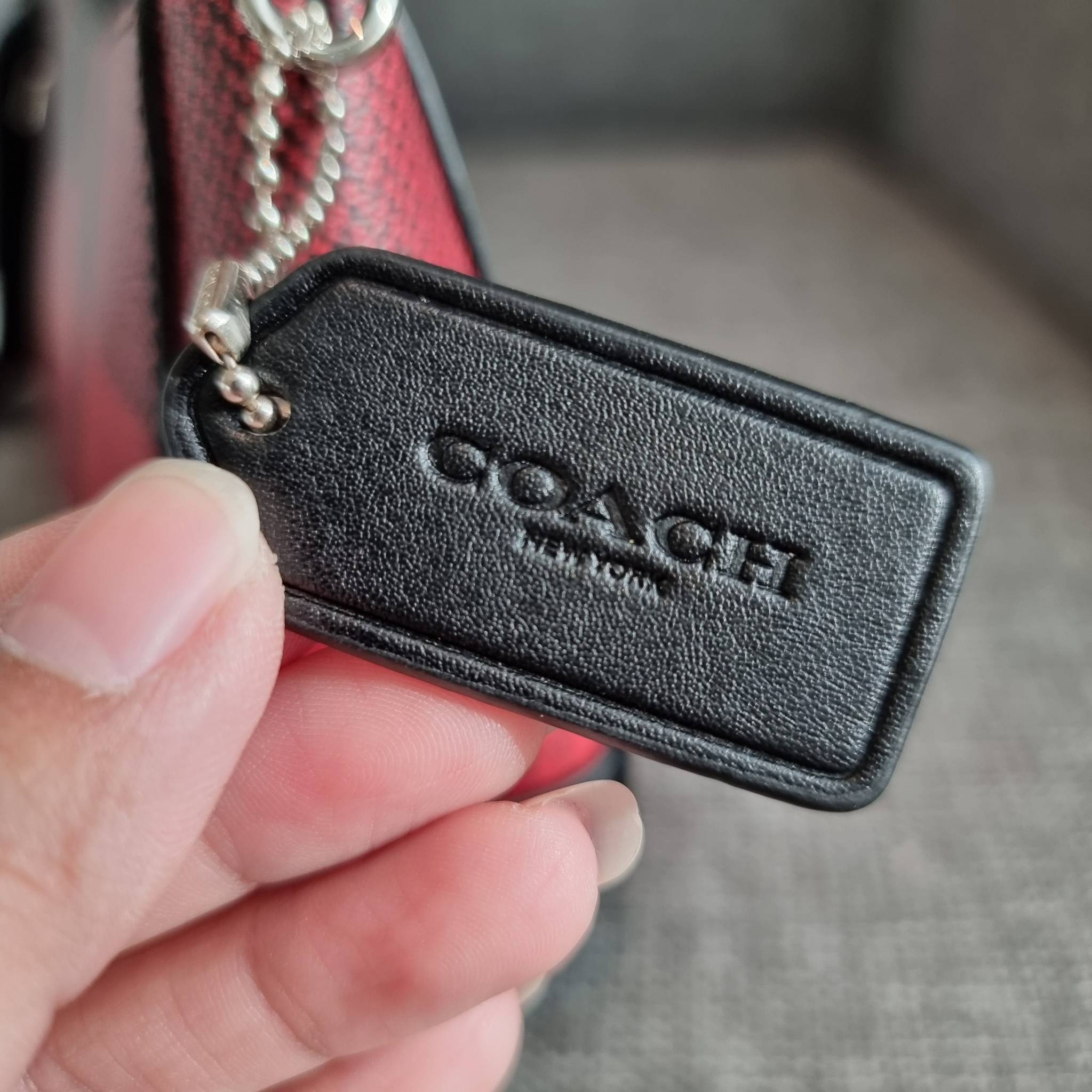 OUTLET 】COACH C6818 JES BAGUETTE WITH BUFFALO PLAID PRINT คอลเลคชั่นใหม่ล่าสุด พร้อมเสิร์ฟความสวยถึงบ้านเช่นเคย!! กระเป๋าสะพายทรงบาแกตต์ ดีไซน์ย้อนยุค ที่แอบแฝงความเรียบหรูดูแพงอยู่ในตัว โดดเด่นด้วยสายสะพายเส้นใหญ่ โทนสีคอนทราส ทำให้ไอเท็มนี้ดูมีลูกเล่นมา