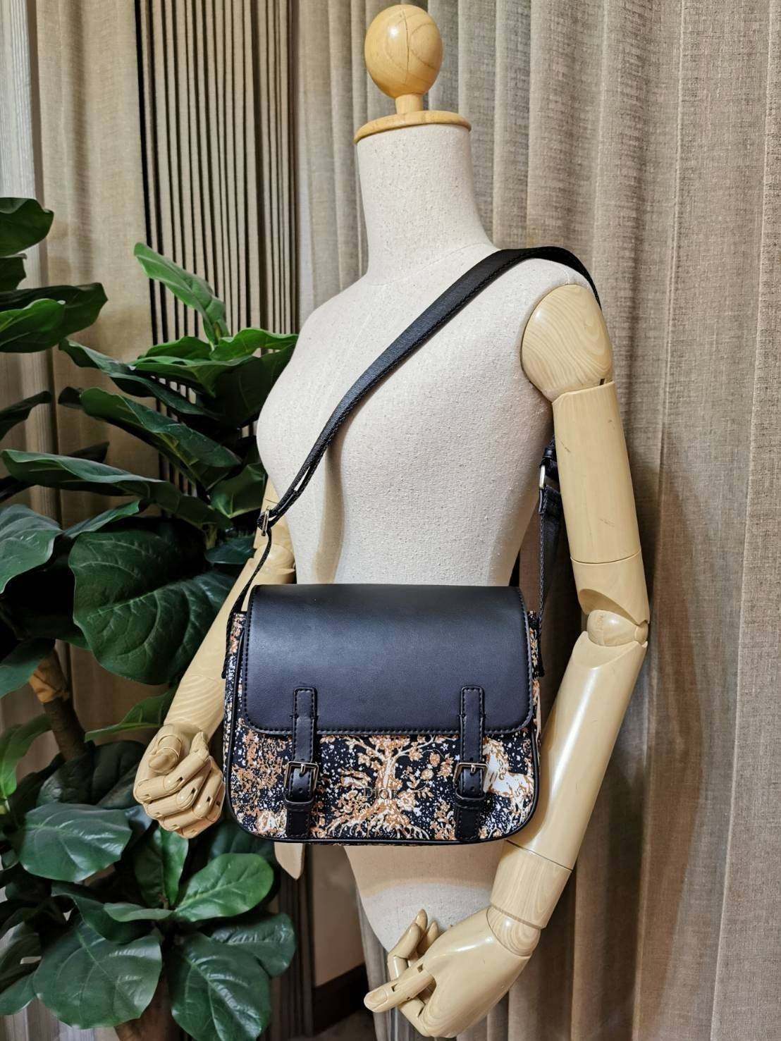 CHRISTIAN DIOR MESSENGER BAG GIFT WITH PURCHASE (GWP) พรีเมี่ยมกิ้ฟรุ่น Limited จาก DIOR DUTYFREE COUNTER ดีไซน์ทรงสี่เหลี่ยมขึ้นลาย Dior สวยหรูดูดีโดดเด่นเป็นเอกลักษณ์ เปิดปิดด้วยฝาปิดกระดุมแม่เหล็ก ภายในโล่งมีโลโก้และช่องซิปใส่มือถือ กระเป๋าสตางค์ยาว ขอ