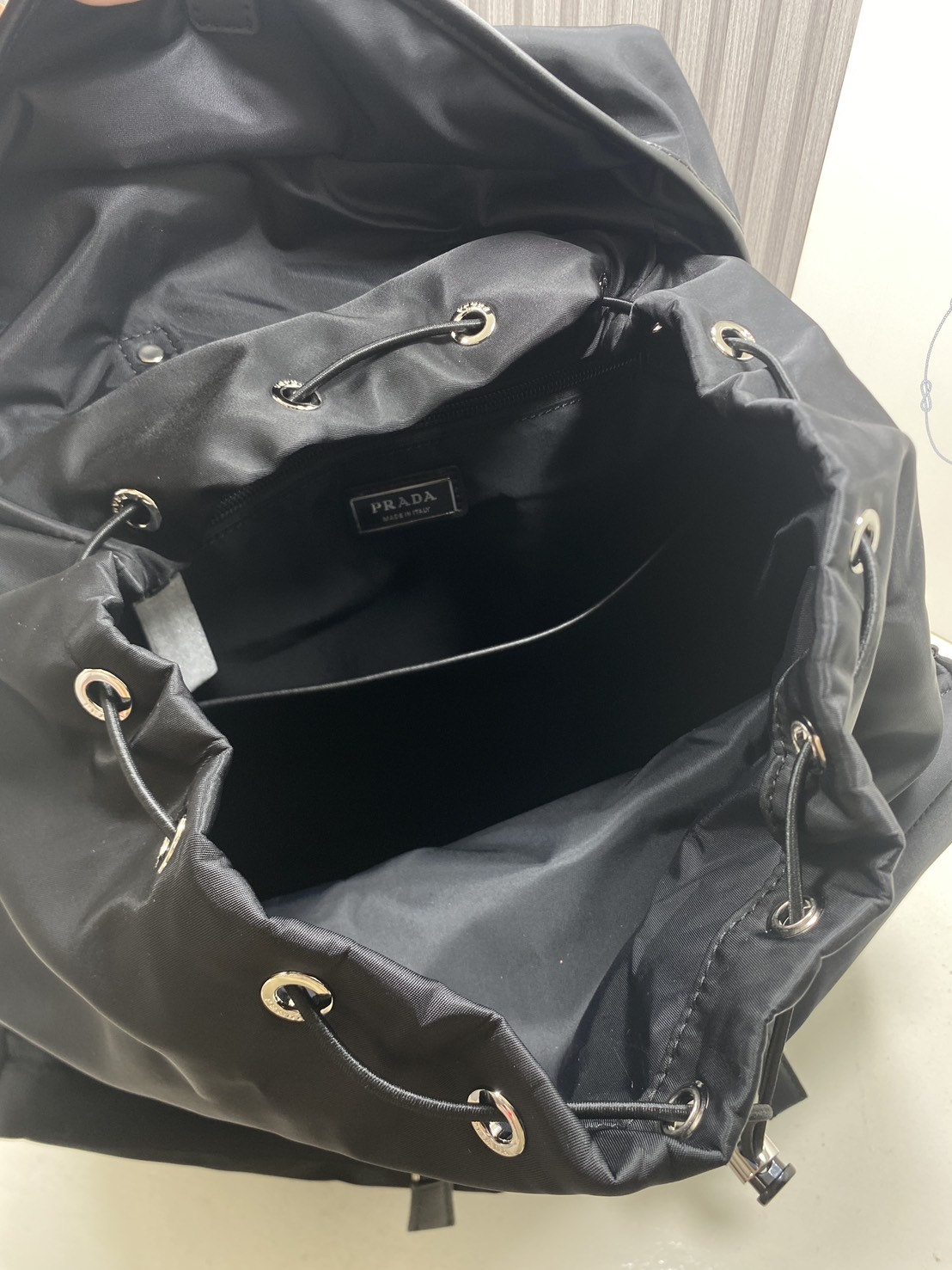 ORI หนังแท้ | Prada Re-Nylon and leather backpack กระเป๋าสะพายหลัง เป้ผ้าไนลอนรูปทรงเรขาคณิตเรียบหรู สถาปัตยกรรมและเส้นสาย ผสมผสานรูปทรงและวัสดุที่ตัดกันอย่างลงตัว