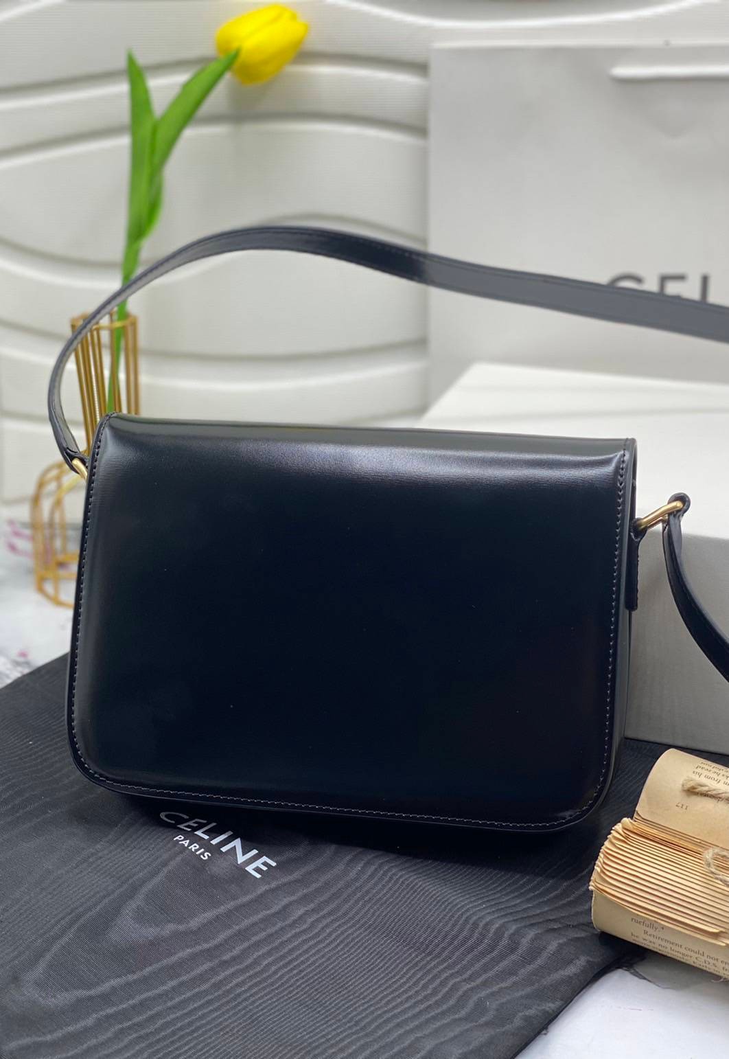 หนังแท้ CELINE TRIOMPHE CROSSBODY BAG ดีไซน์ยอดนิยมสไตล์สาว LISA ทรงสี่เหลี่ยมหนังสวยหรูอยู่ทรงเปิดปิดด้วยฝาปิดโลโก้แบรนด์อะไหล่ทอง ภายในมีช่องหลัก ช่องย่อย และช่องซิป สามารถใส่มือถือของใช้จุกจิกได้เยอะ มาพร้อมสายสะพายหนังยาวปรับระดับได้ จะสะพายไหล่ CROSS