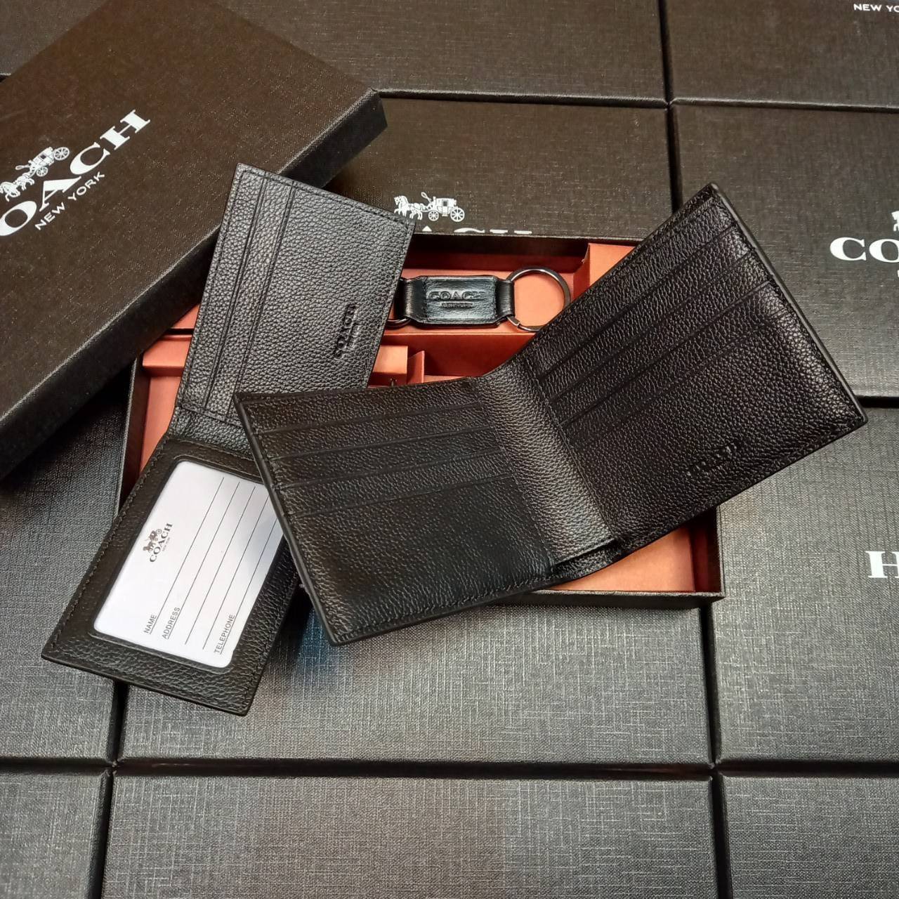 COACH COMPACT ID WALLET IN SPORT CALF LEATHER WITH KEY FOB LIMITED BOX(COACH F74991)🍁BOX SET กระเป๋าสตางค์ใบสั้น มาพร้อมใบลูกแบบแพ๊คคู่+และพวงกุญแจ//วัสดุหนังแท้ หนังนิ่ม เนื้อสัมผัสคือดีมากๆ ยิ่งจับ ยิ่งดูดี มาดเข้มบาดลึกลงตัวมาก ดูมีเสน่ห์น่าค้น