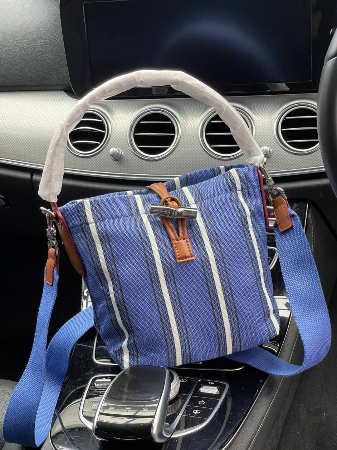 LONGCHAMP ROSEAU ESSENTIAL RAYÉ Bucket bag S - Blue สำหรับใครที่ต้องการกระเป๋าแบบใช้งานได้ในหลาย ๆ โอกาส สีสันกระเป๋าสามารถแมทช์ได้ง่ายกับเสื้อผ้า Longchamp รุ่นนี้สามารถตอบโจทย์ เป็นกระเป๋าที่ขนาดกำลังพอดี