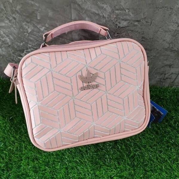 adidas 3D airline shoulder bag ทรงสปอร์ต รุ่นนี้มาใหม่ไฉไลกว่าเดิม แบบลาย 3D ใหม่สวยๆ ด้านหน้าติดโลโก้แบรนด์ บนพื้น 3D ด้านหลังพื้นเรียบมีช่องซิป รุ่นนี้มีที่จับสามารถถือได้หยิบใช้งานสะดวก เปิดปิดด้วยซิปอะไหล่ปั๊มแบรนด์ ด้านในเป็นช่องกว้าง มีช่องซิปด้านใน