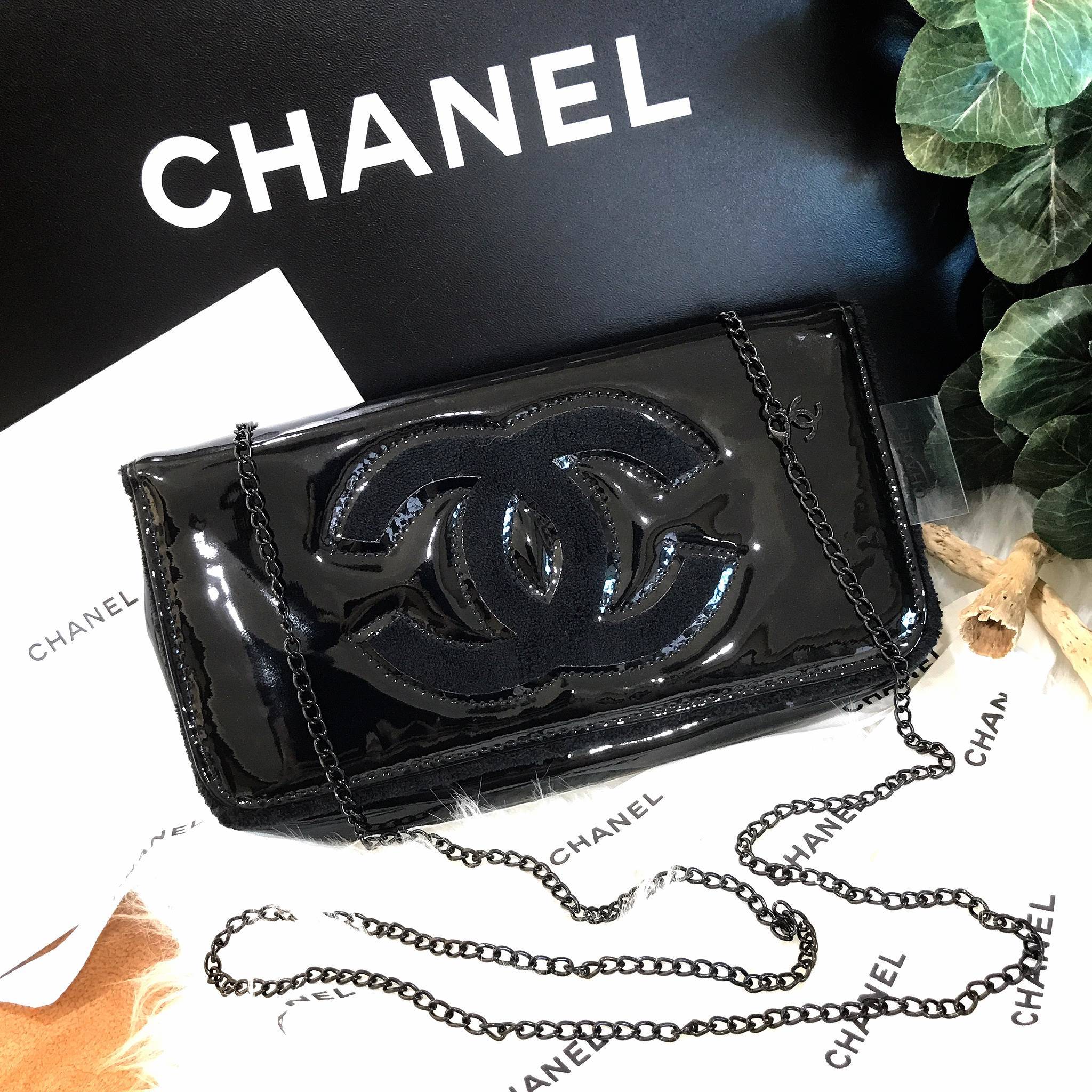 Best sellerแห่งปี! ต้องกดเลิฟให้ใบนี้เลย กระเป๋าclutch & shoulder bag สี Classy black งานพรีเมี่ยมกิ้ฟ จากเคาเตอร์ต่างประเทศ จากแบรนด์ Chanel เป็นกระเป๋าหนังแก้วเงา สวยหรู ตามแบบฉบับของแบรนด์เลย ตัวกระเป๋าขนาดกำลังดี ใส่มือถือได้ทุกรุ่น สามารถเก็บสายถือเป